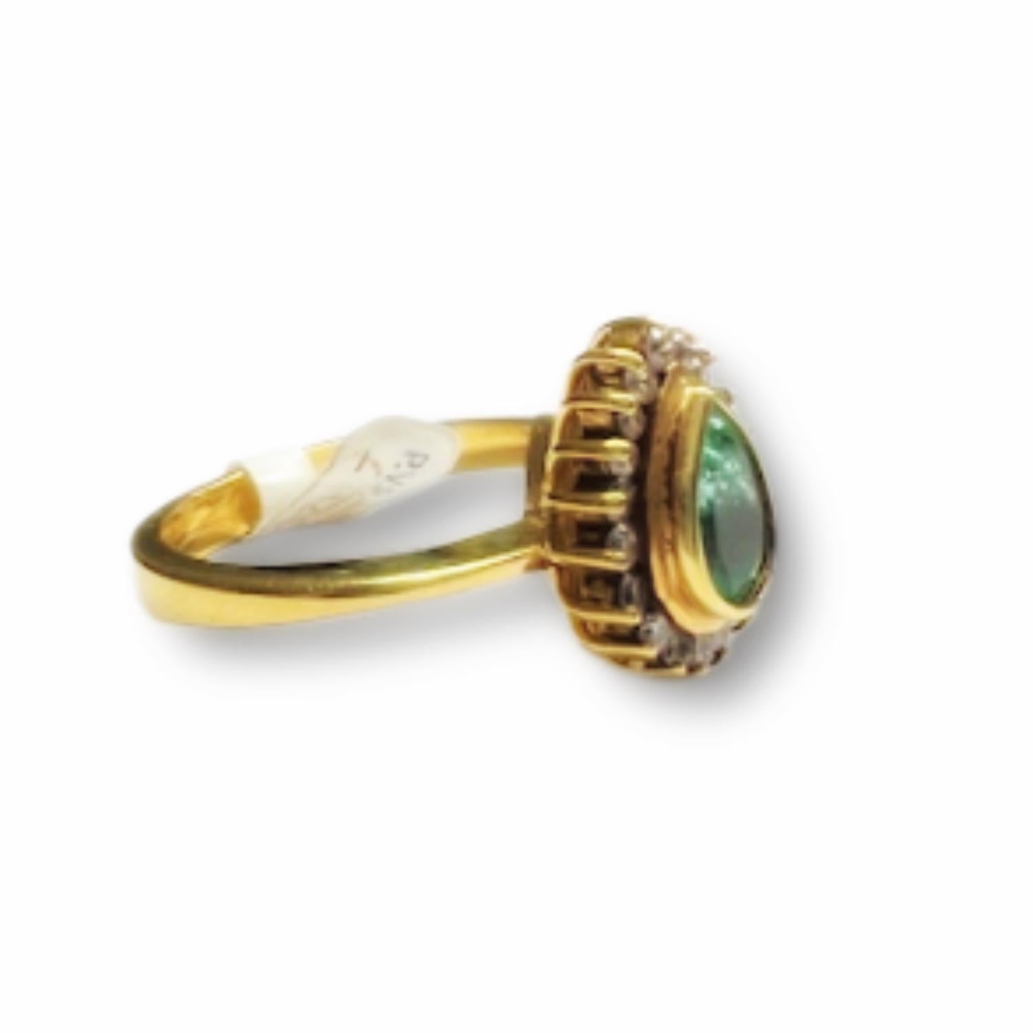 Contemporary 20th Century with Diamonds and Emerald Yellow Gold Ring In Good Condition For Sale In MADRID, ES