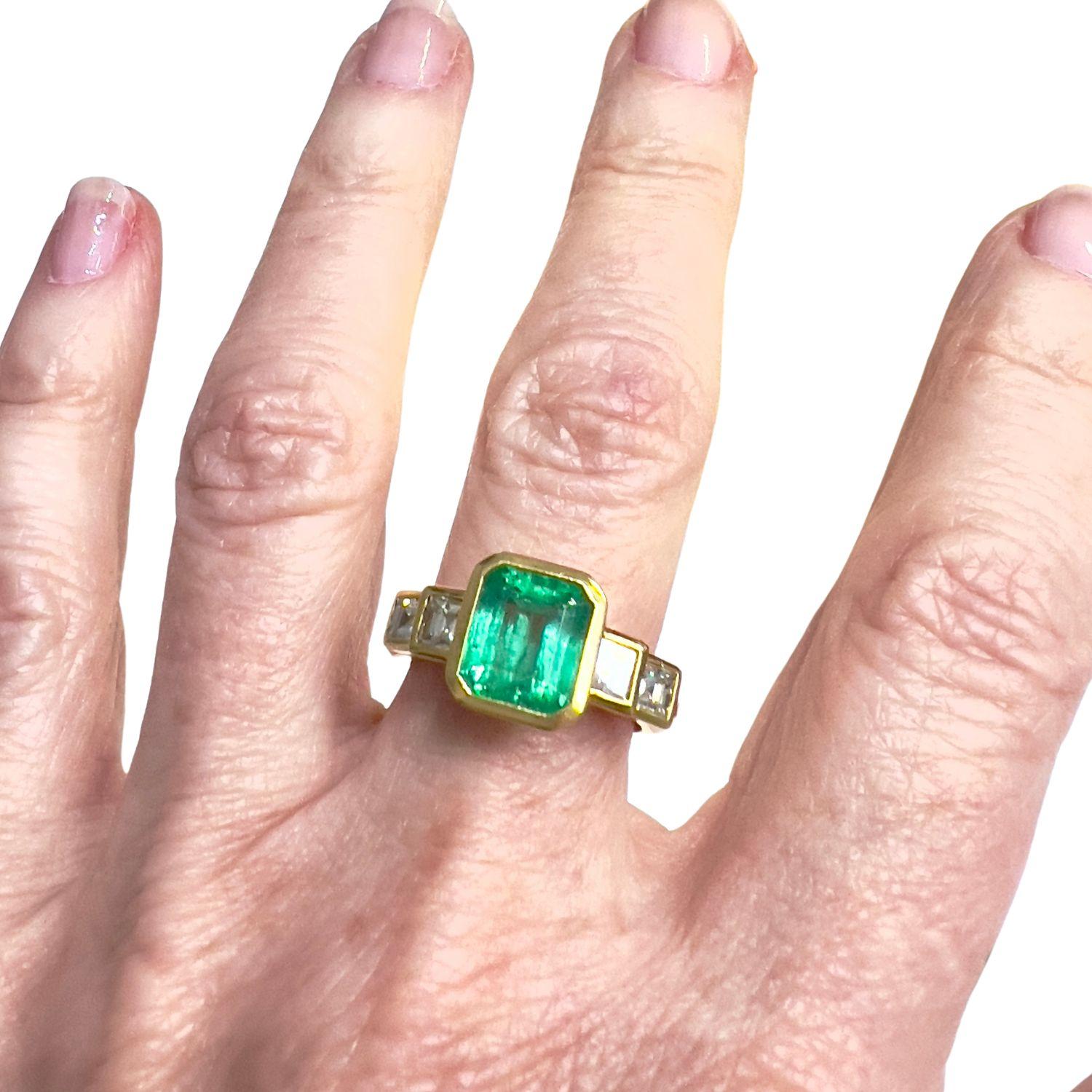 Emerald Cut Contemporary 20th-century with Emerald and Diamands Yellow Gold Ring For Sale