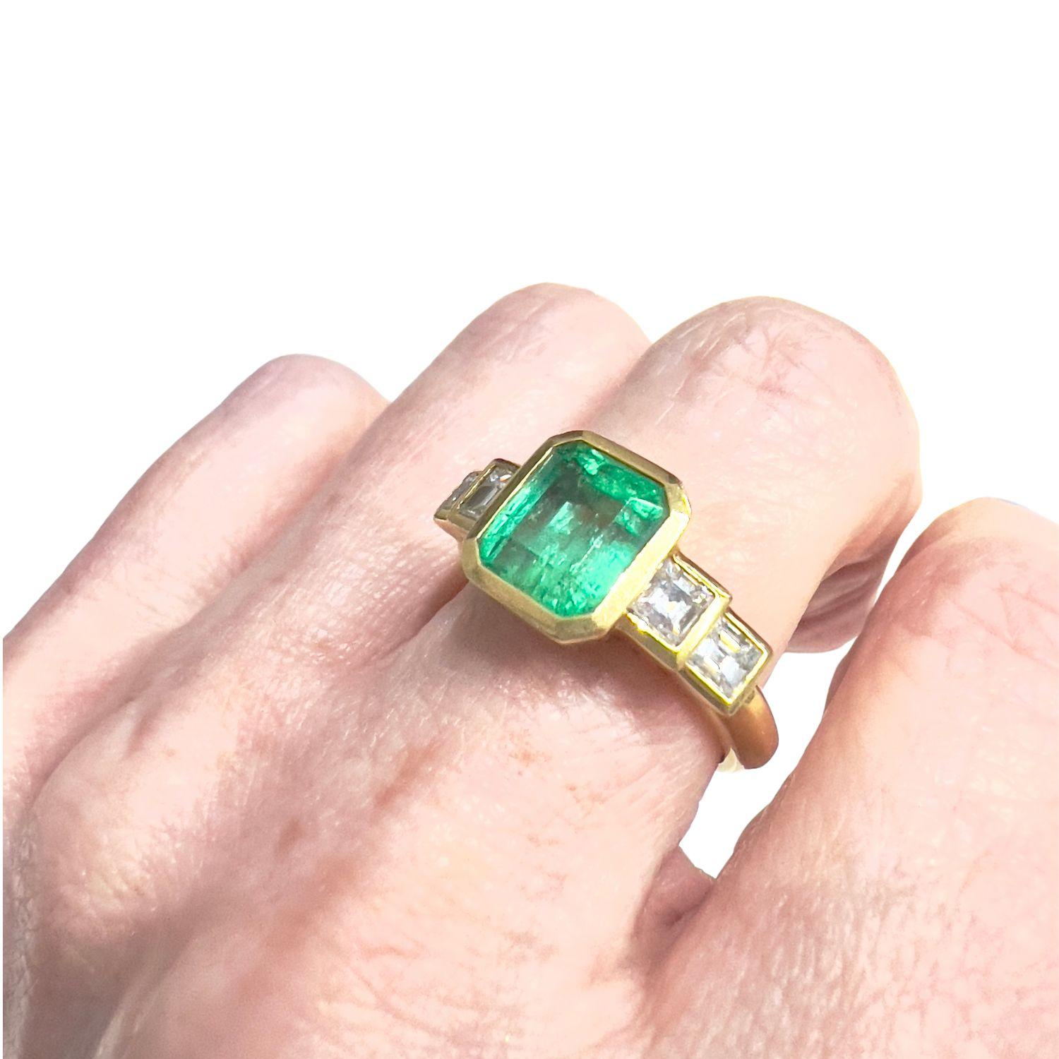 Contemporary 20th-century mit Smaragd und Diamanten Gelbgoldring (Smaragdschliff) im Angebot
