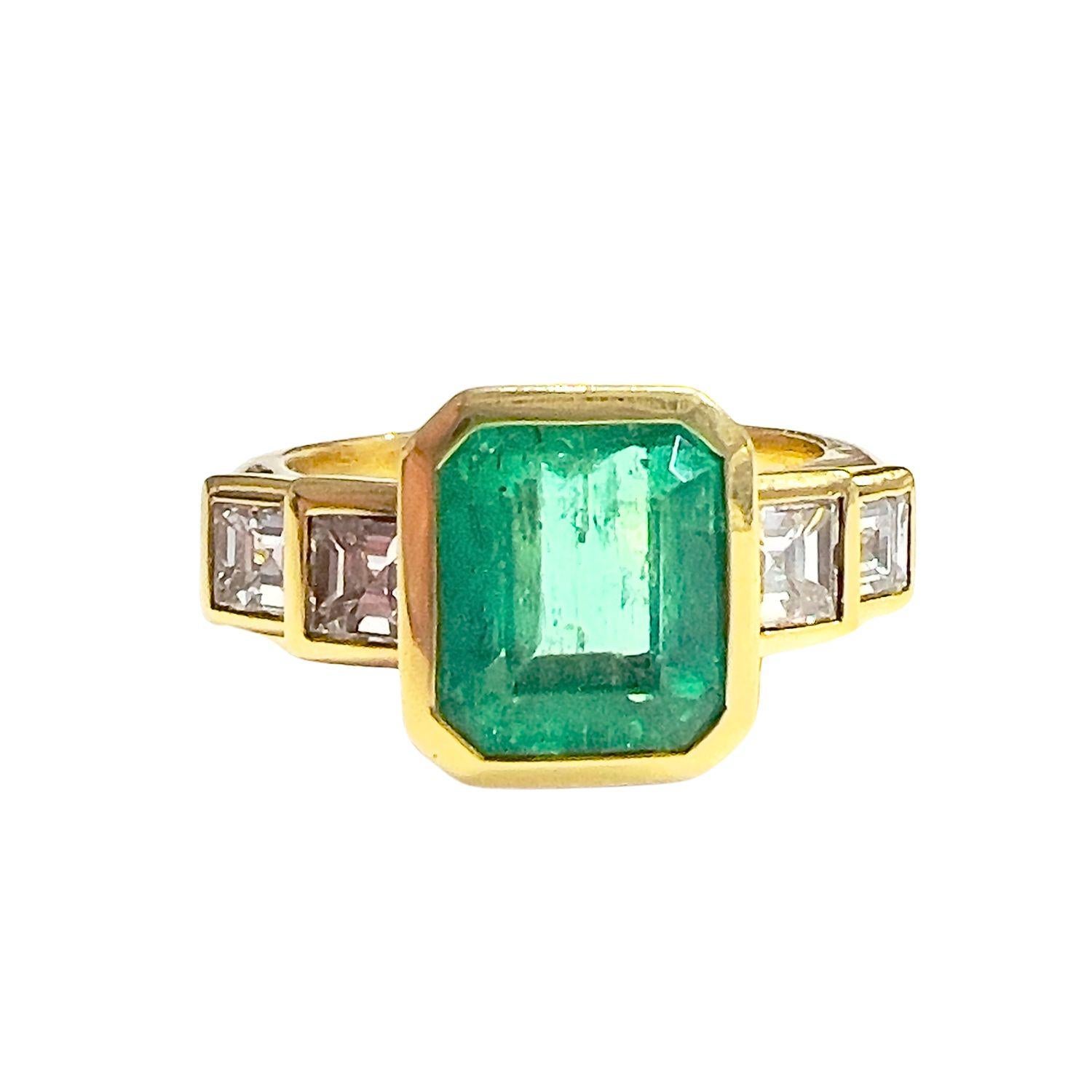 Women's Contemporary 20th-century with Emerald and Diamands Yellow Gold Ring For Sale