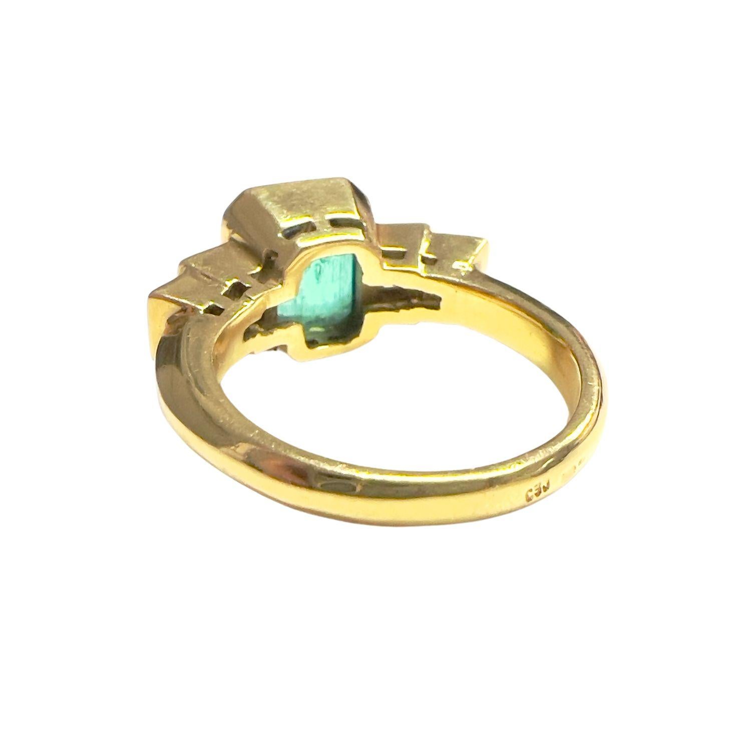 Contemporary 20th-century with Emerald and Diamands Yellow Gold Ring For Sale 1