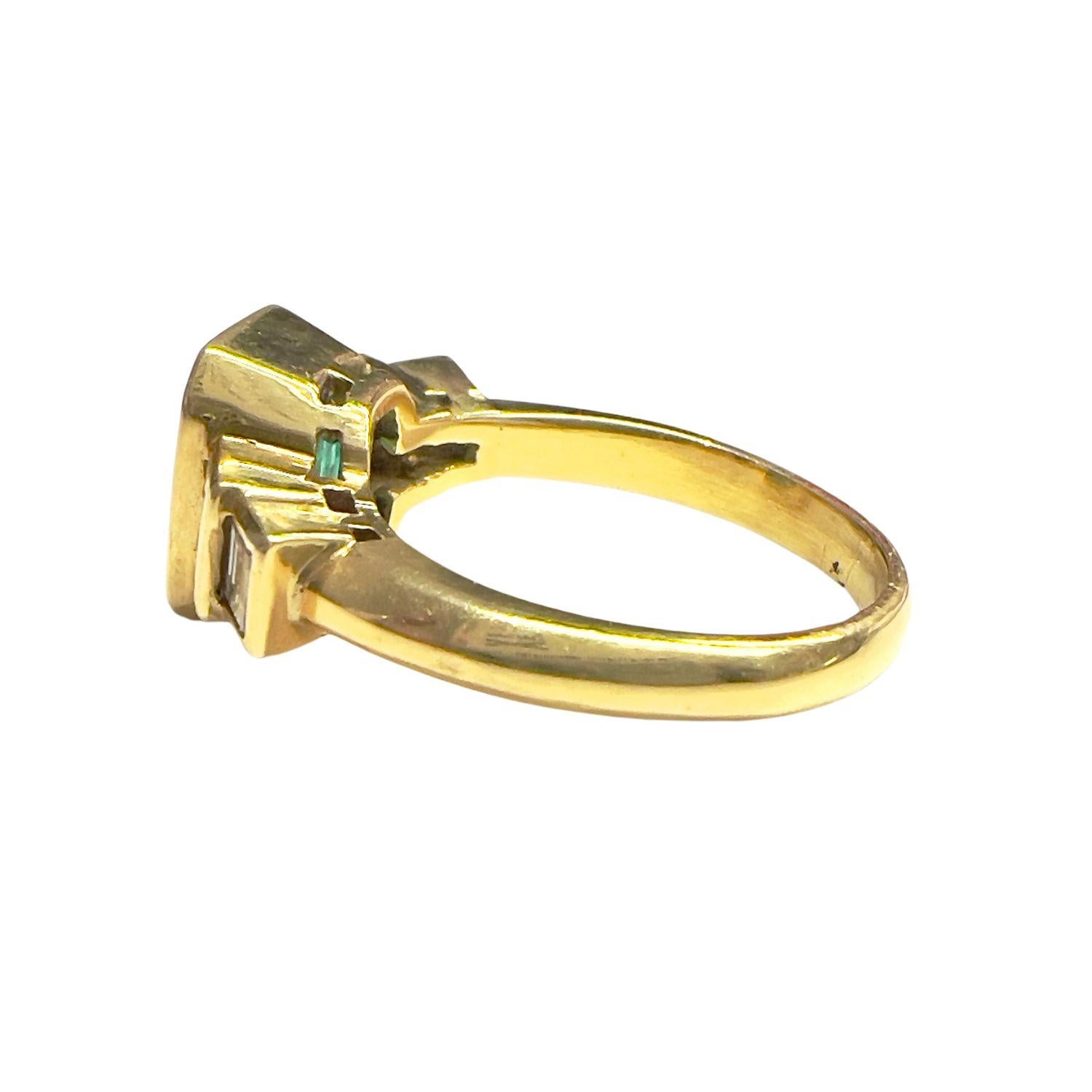 Contemporary 20th-century with Emerald and Diamands Yellow Gold Ring For Sale 2