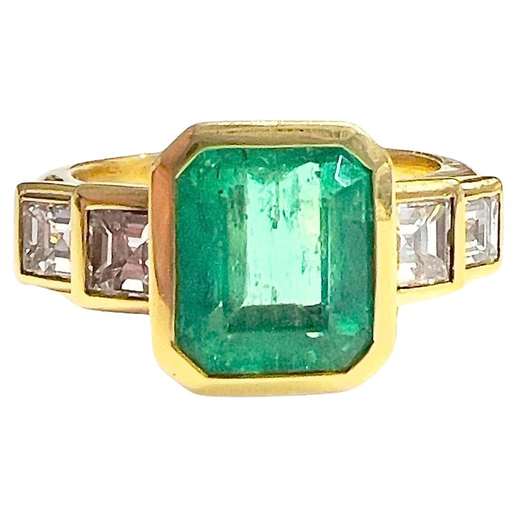Contemporary 20th-century with Emerald and Diamands Yellow Gold Ring For Sale