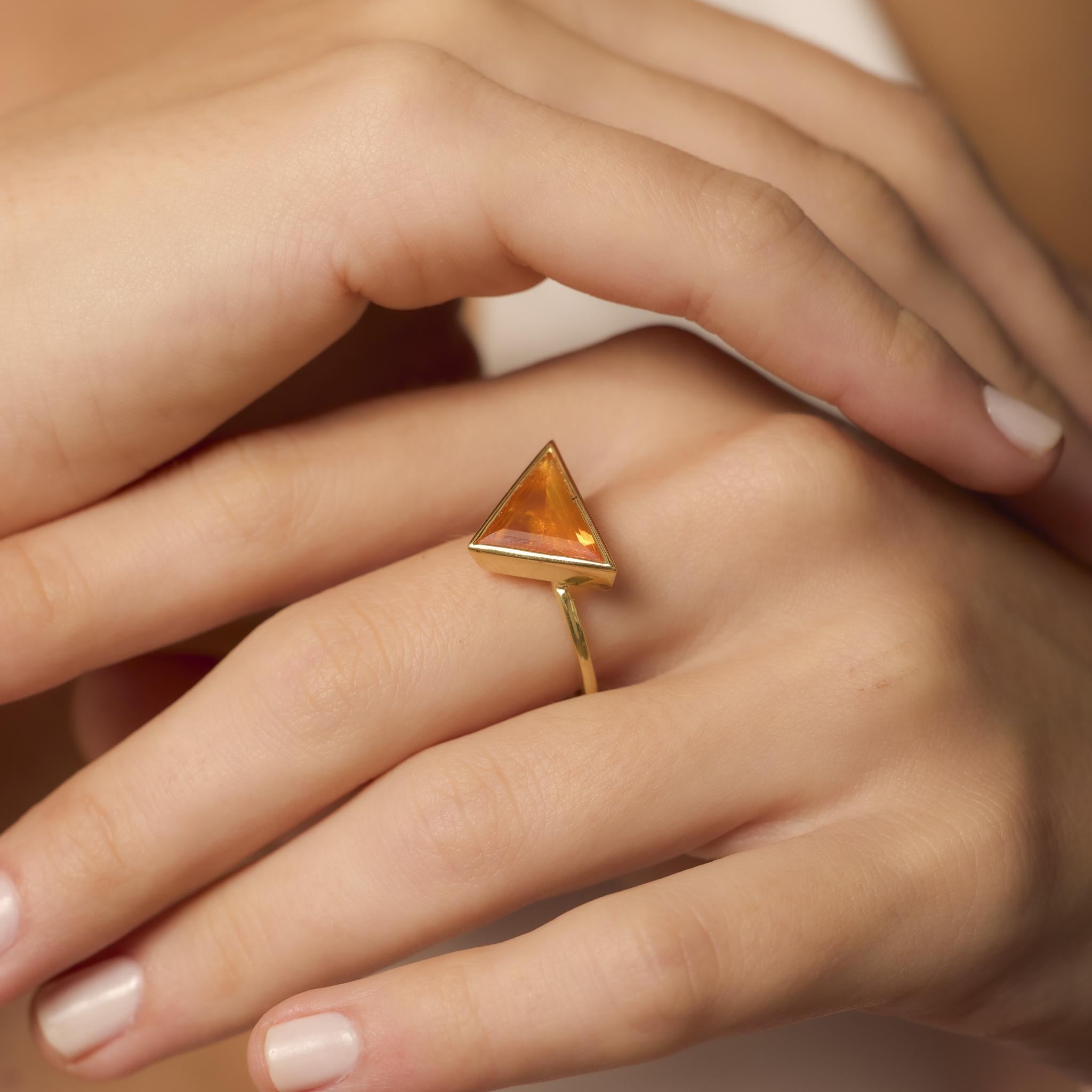 Contemporary 2.10 carat fire opal 18k yellow gold bezel ring In Excellent Condition For Sale In Beverly Hills, CA