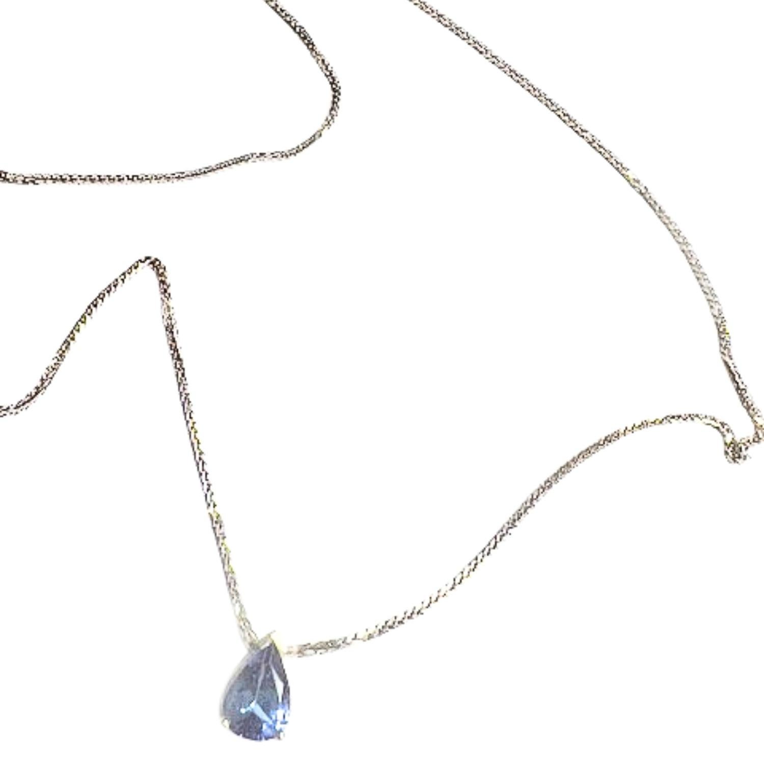 Questo ciondolo/collana contemporaneo del XXI secolo è realizzato in oro bianco 18 carati e presenta zaffiri. Ha un peso di 2,40 grammi. 
Il centro è uno zaffiro taglio pera, proveniente dalla Thailandia, trattato termicamente e del peso di 1,08