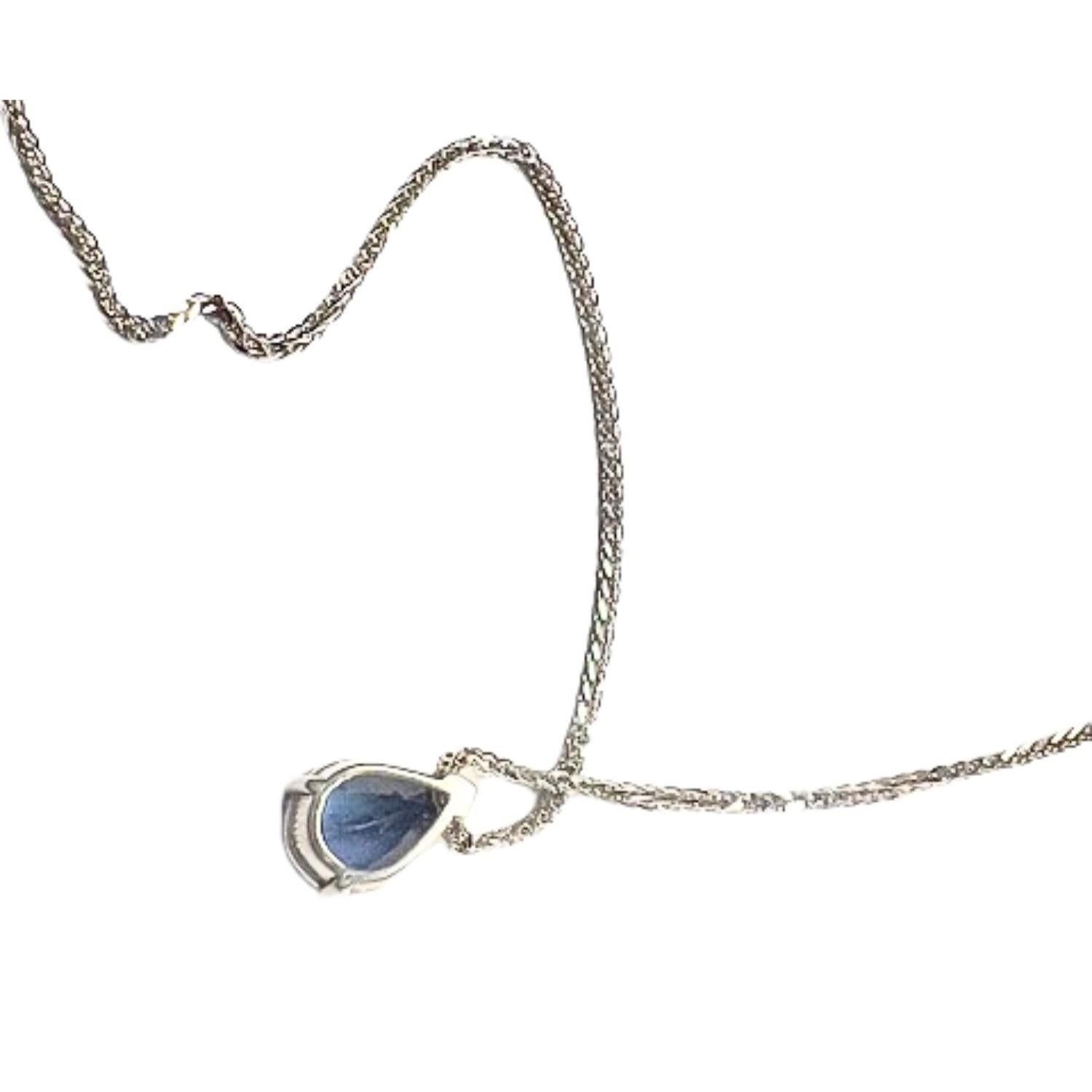 Taglio a goccia Collana contemporanea del 21° secolo con zaffiro da 1,08 ct in oro bianco in vendita