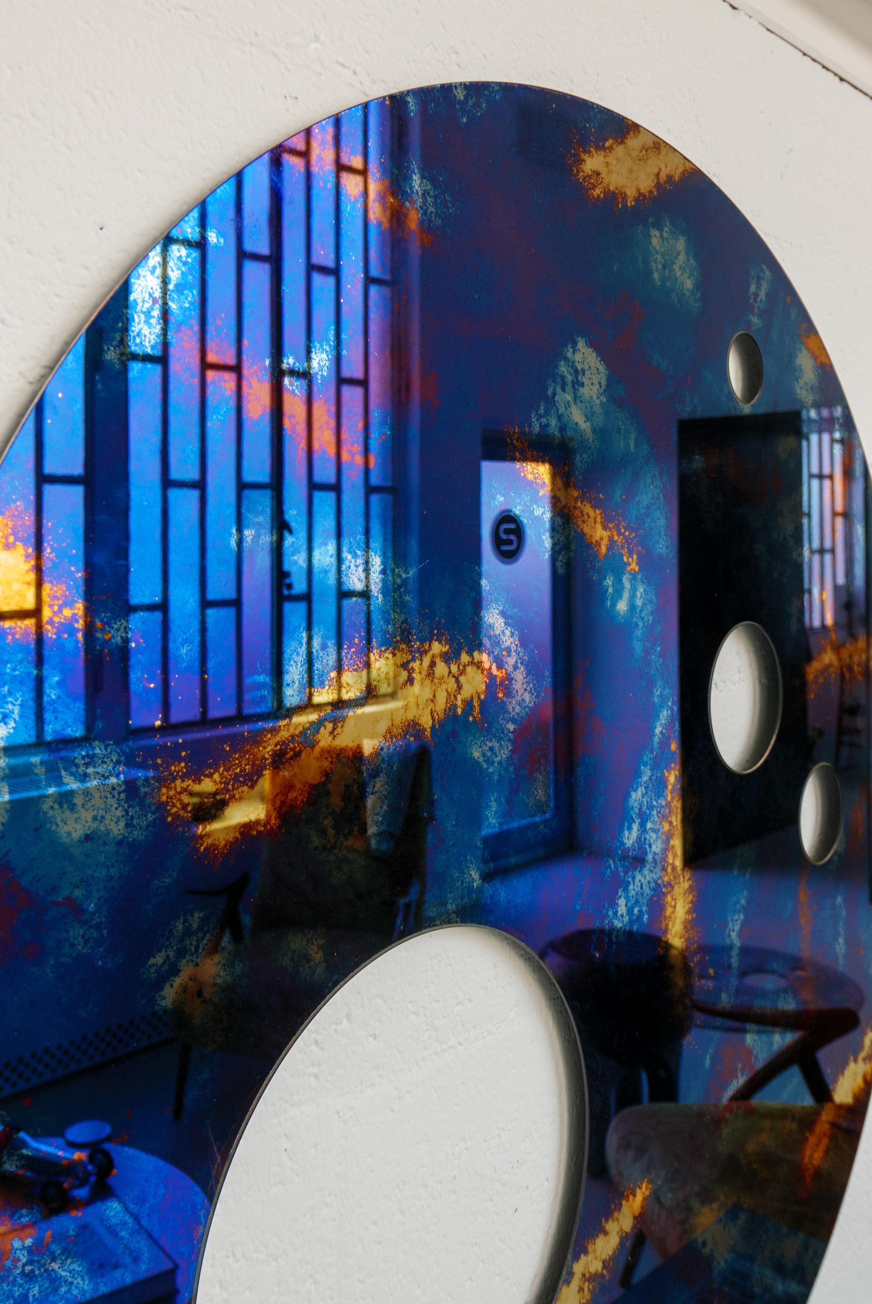 Zeitgenössischer blauer Silos-Spiegel des 21. Jahrhunderts von Spinzi, antik patinierte Oberfläche im Angebot 4