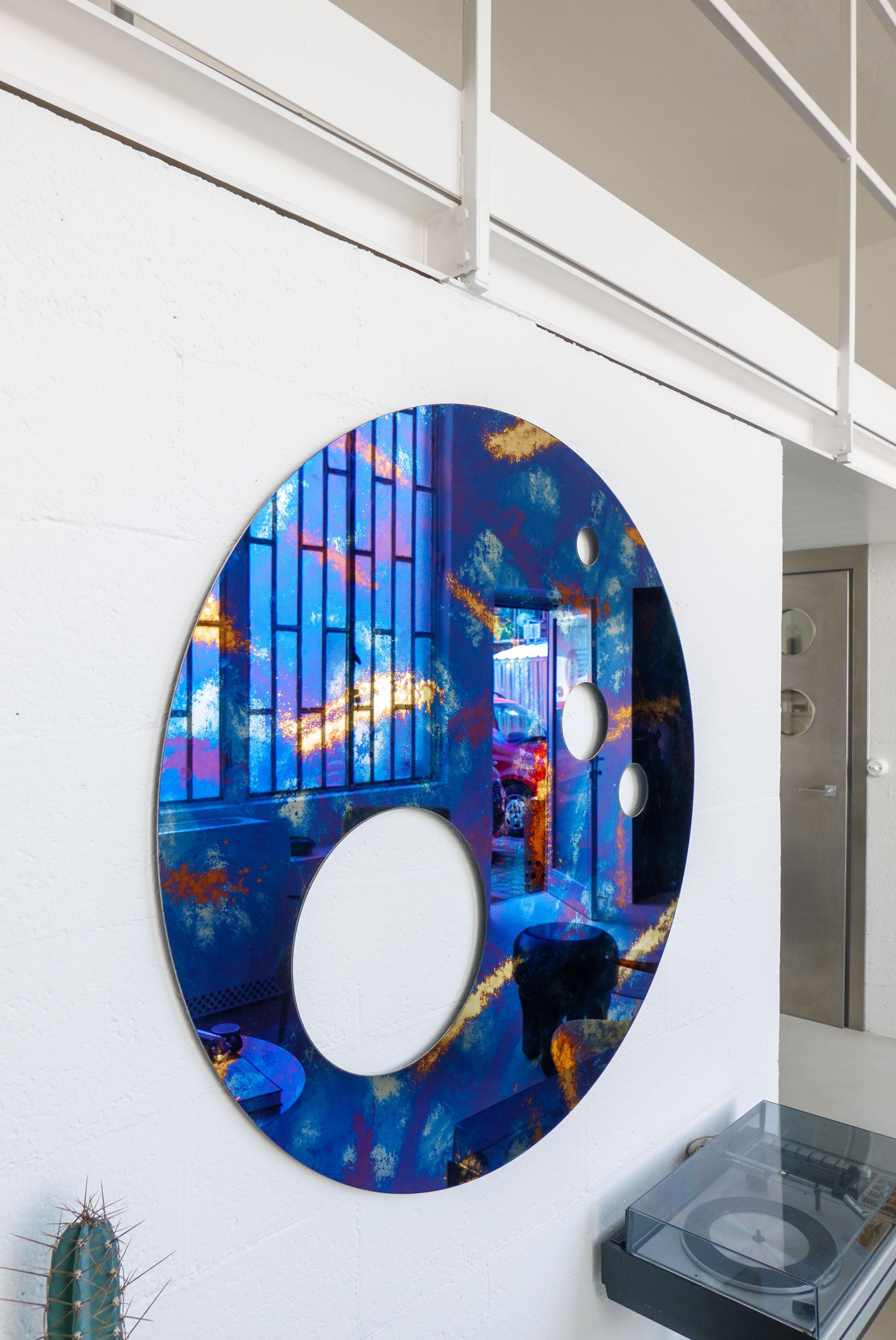 Zeitgenössischer blauer Silos-Spiegel des 21. Jahrhunderts von Spinzi, antik patinierte Oberfläche im Angebot 5