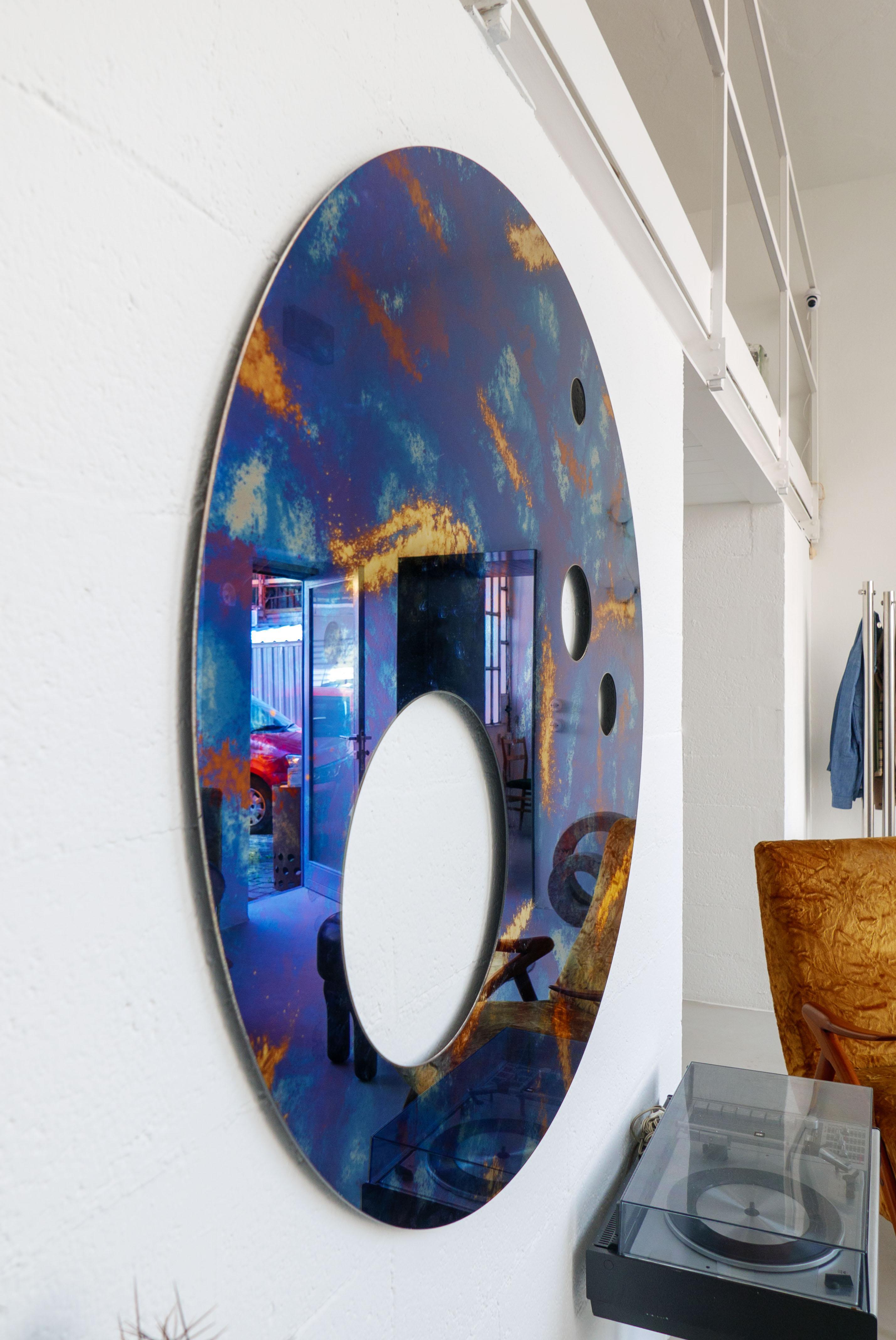 Zeitgenössischer blauer Silos-Spiegel des 21. Jahrhunderts von Spinzi, antik patinierte Oberfläche im Angebot 7