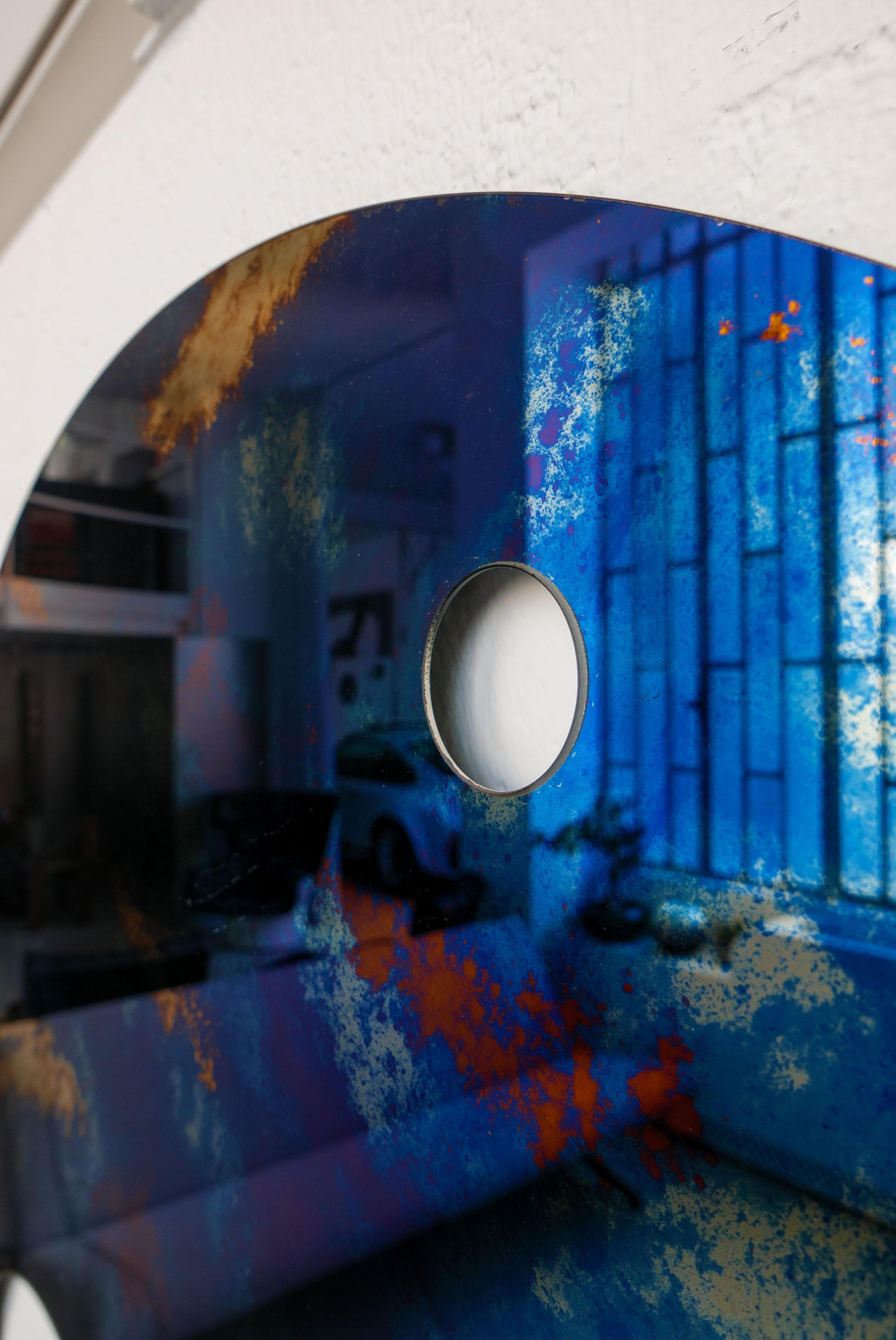 Zeitgenössischer blauer Silos-Spiegel des 21. Jahrhunderts von Spinzi, antik patinierte Oberfläche im Angebot 10