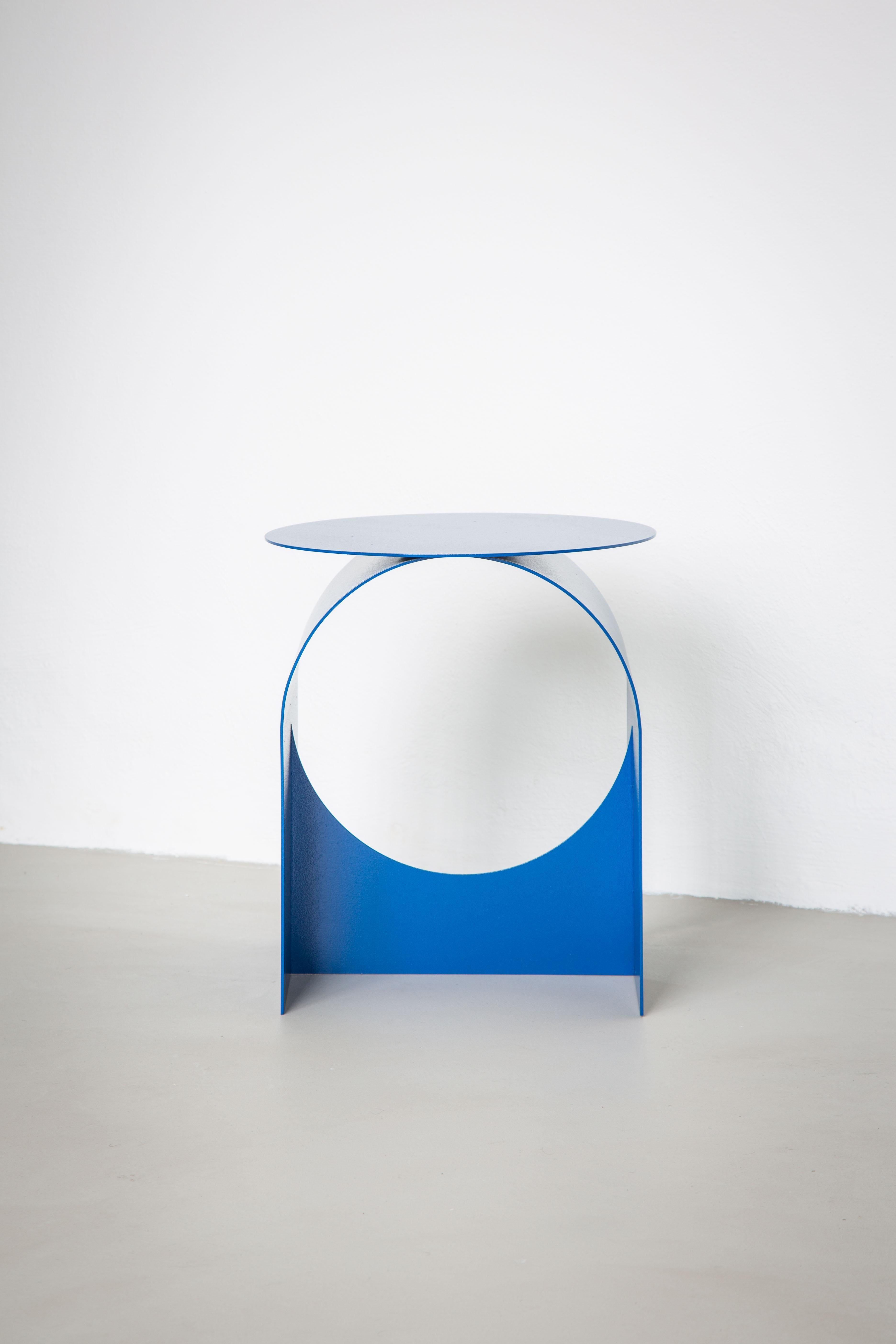 Moderne Table d'appoint contemporaine du 21e siècle Zero par Spinzi en bleu électrique en vente