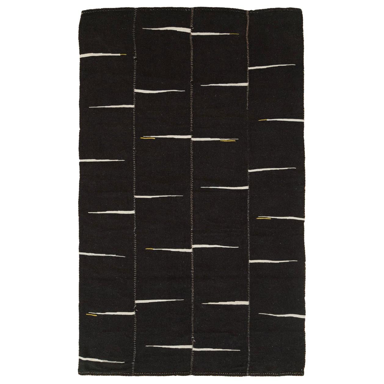 Tapis d'accent Persan contemporain du 21e siècle à tissage plat Kilim:: taille de chambre:: noir en vente