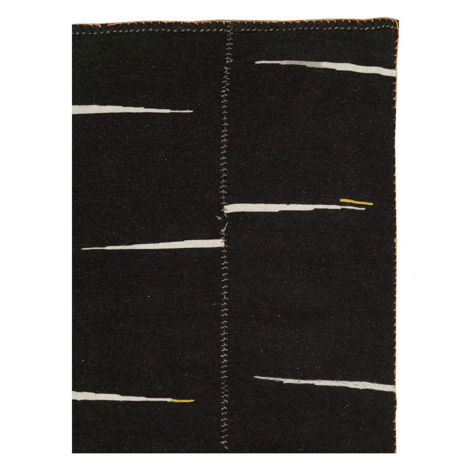 Moderne Tapis d'accent Persan contemporain du 21e siècle à tissage plat Kilim:: taille de chambre:: noir en vente