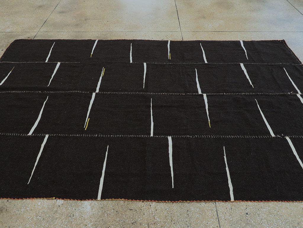 Contemporary 21st Century Persian Flat-Weave Kilim Room Size Accent Rug in Black In New Condition For Sale In New York, NY