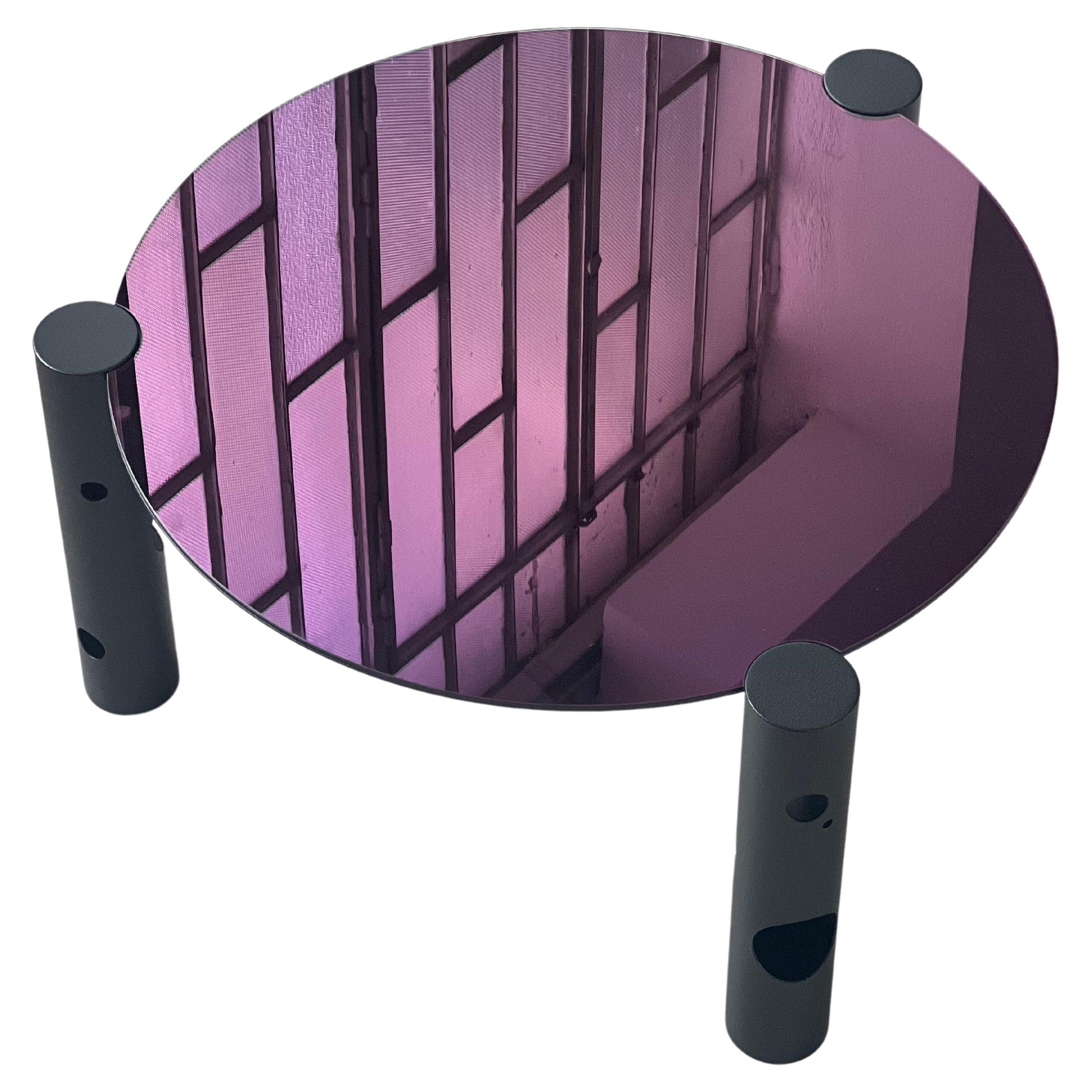 Silös ist eine Kollektion, die die Faszination für verlassene Räume, für Metall, Mechanik und für die industrielle Architektur Mailands vereint. Diese Elemente werden in der Collection'S zum Leben erweckt, zusammen mit dem Loch, dem Markenzeichen