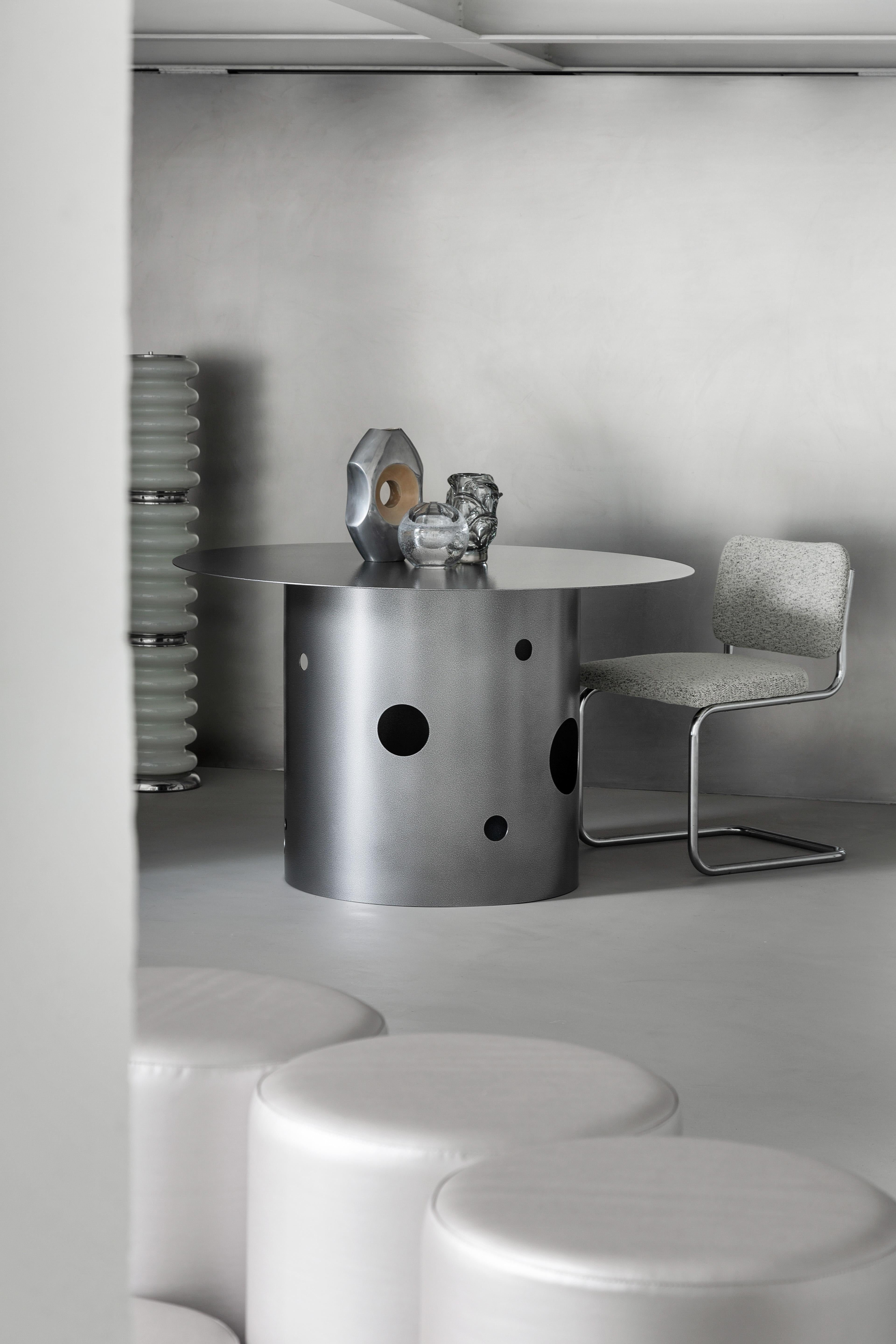 Table de salle à manger contemporaine Silos du 21e siècle par Spinzi en gris bronze martelé en vente 1