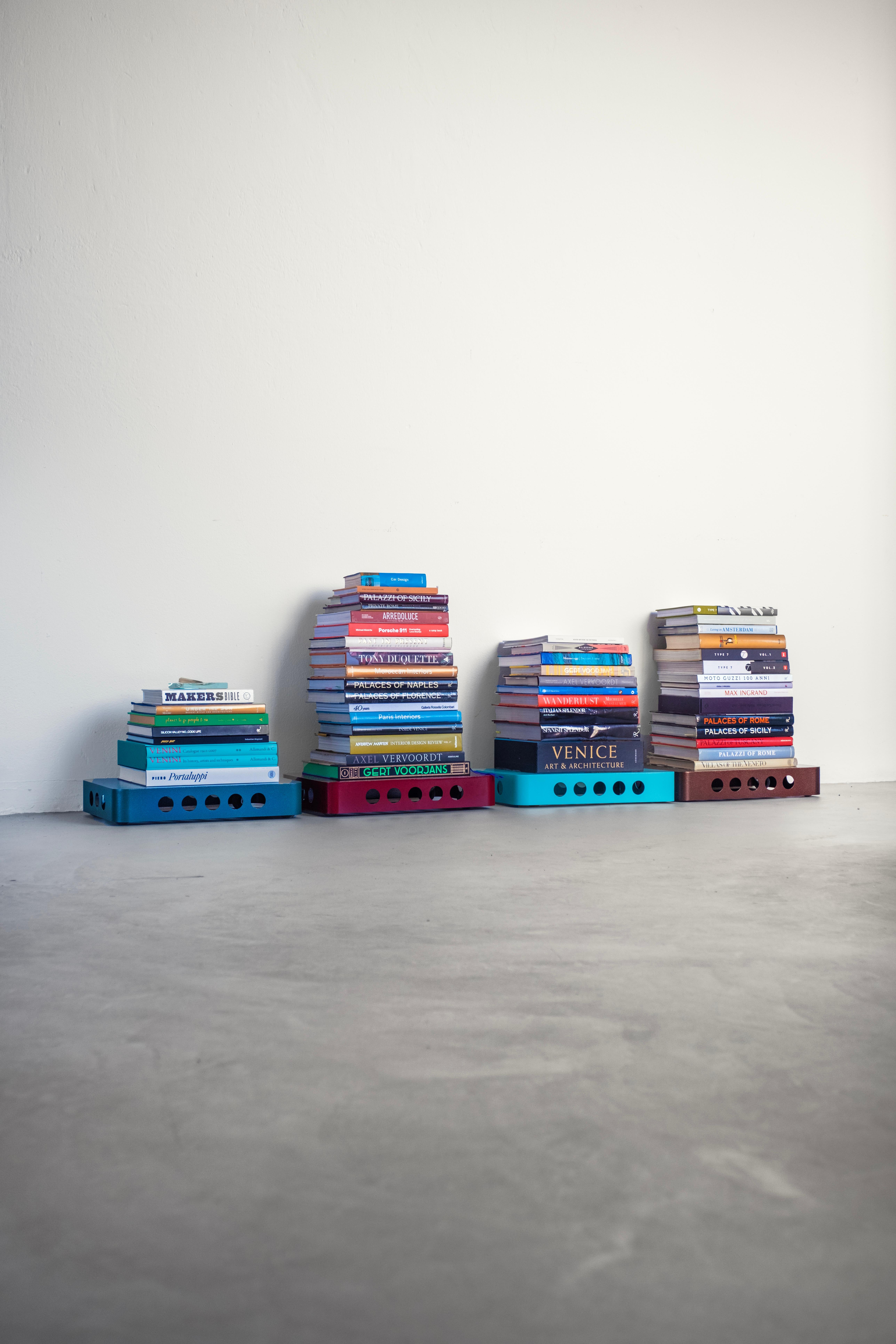 Contemporary 21st Century Spinzi Bookboard Book Tray with Concealed Wheels (Plateau à livres à roulettes dissimulées) en vente 10