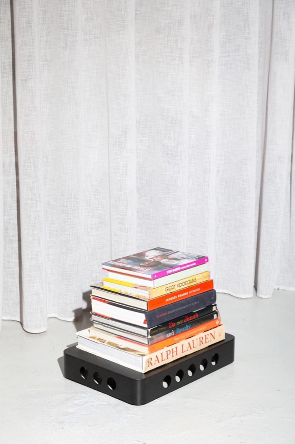 italien Contemporary 21st Century Spinzi Bookboard Book Tray with Concealed Wheels (Plateau à livres à roulettes dissimulées) en vente
