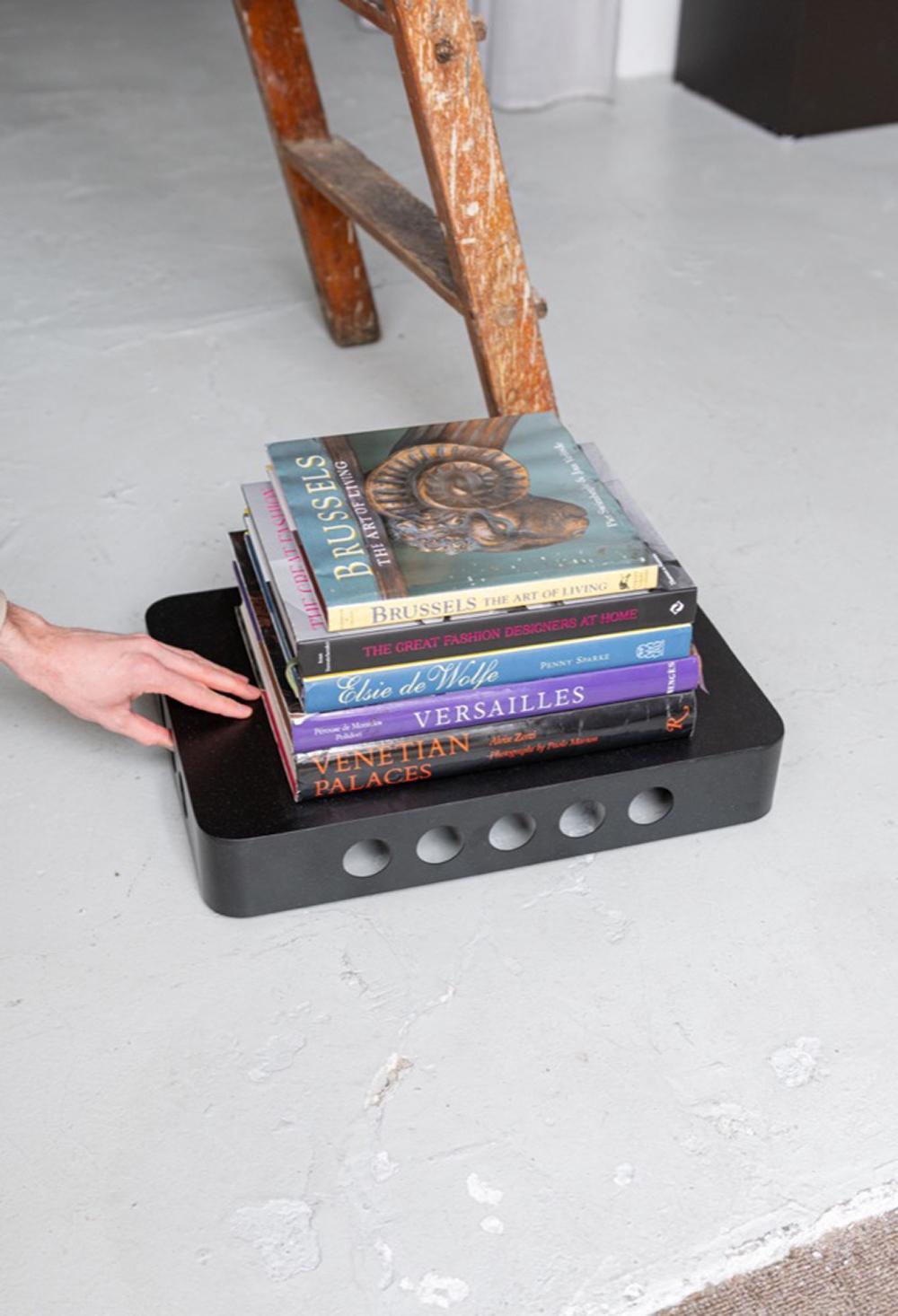 Contemporary 21st Century Spinzi Bookboard Book Tray with Concealed Wheels (Plateau à livres à roulettes dissimulées) Neuf - En vente à Milano, IT