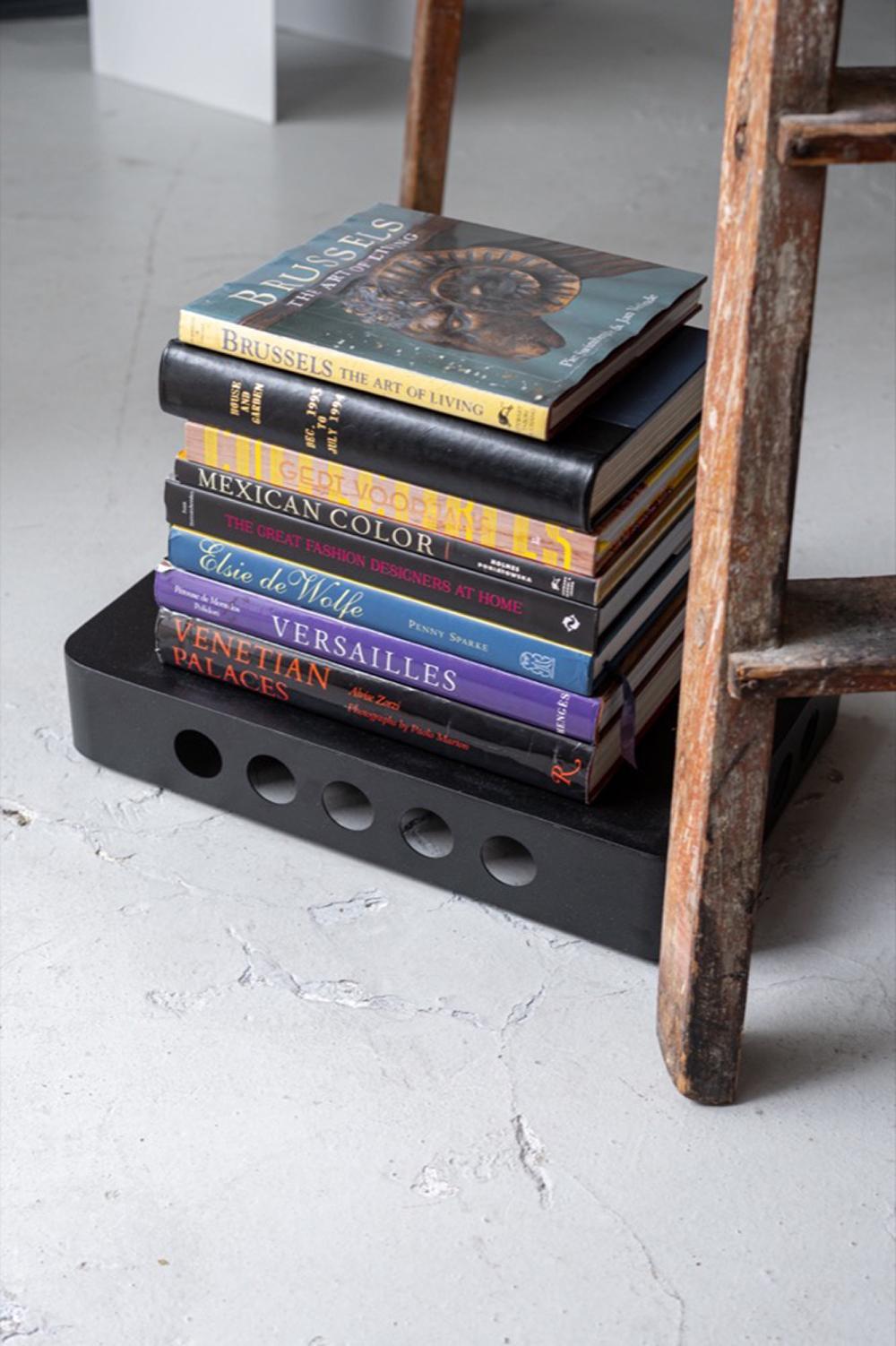 Contemporary 21st Century Spinzi Mec Bookboard Book Tray mit verdeckten Rädern (21. Jahrhundert und zeitgenössisch) im Angebot
