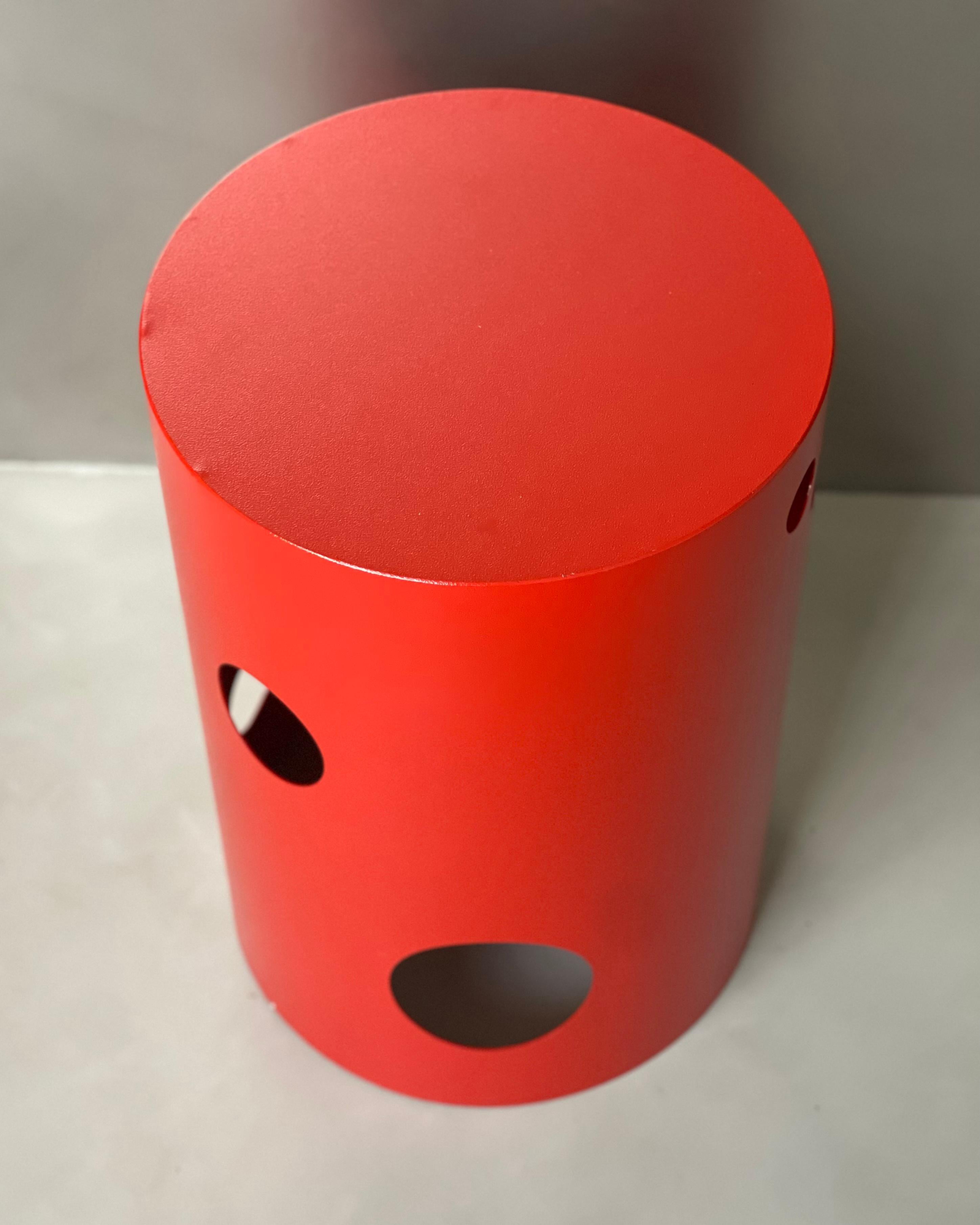 Contemporary 21st Century Spinzi Silös Barrel, Beistelltisch, Italienisch Rot (Metall) im Angebot