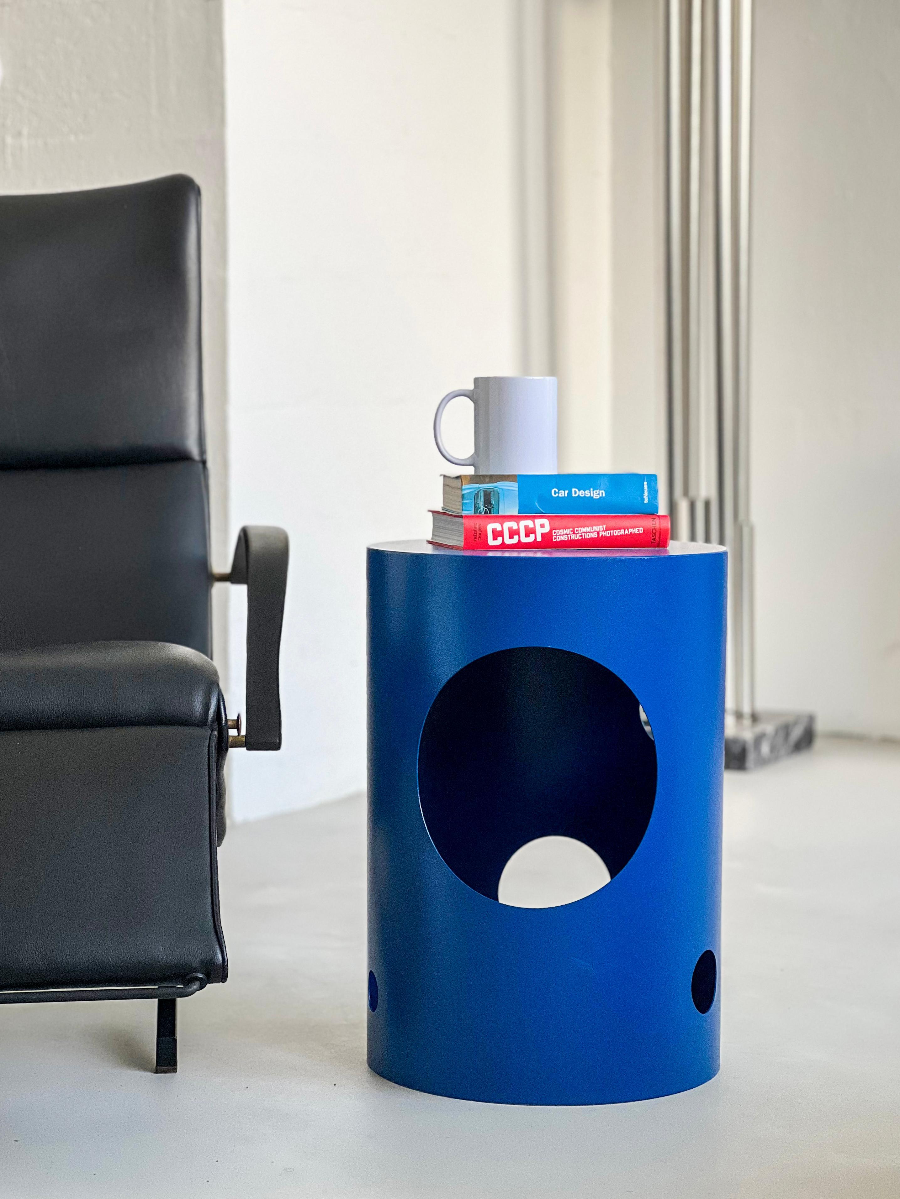 Contemporary 21st Century Metal Stool from the Silös collection by Spinzi. Perfect as a stool or a side/end table, sharp yet pop and ironic in its bright electric blue color, the piece is finished in a very resistant and materic 