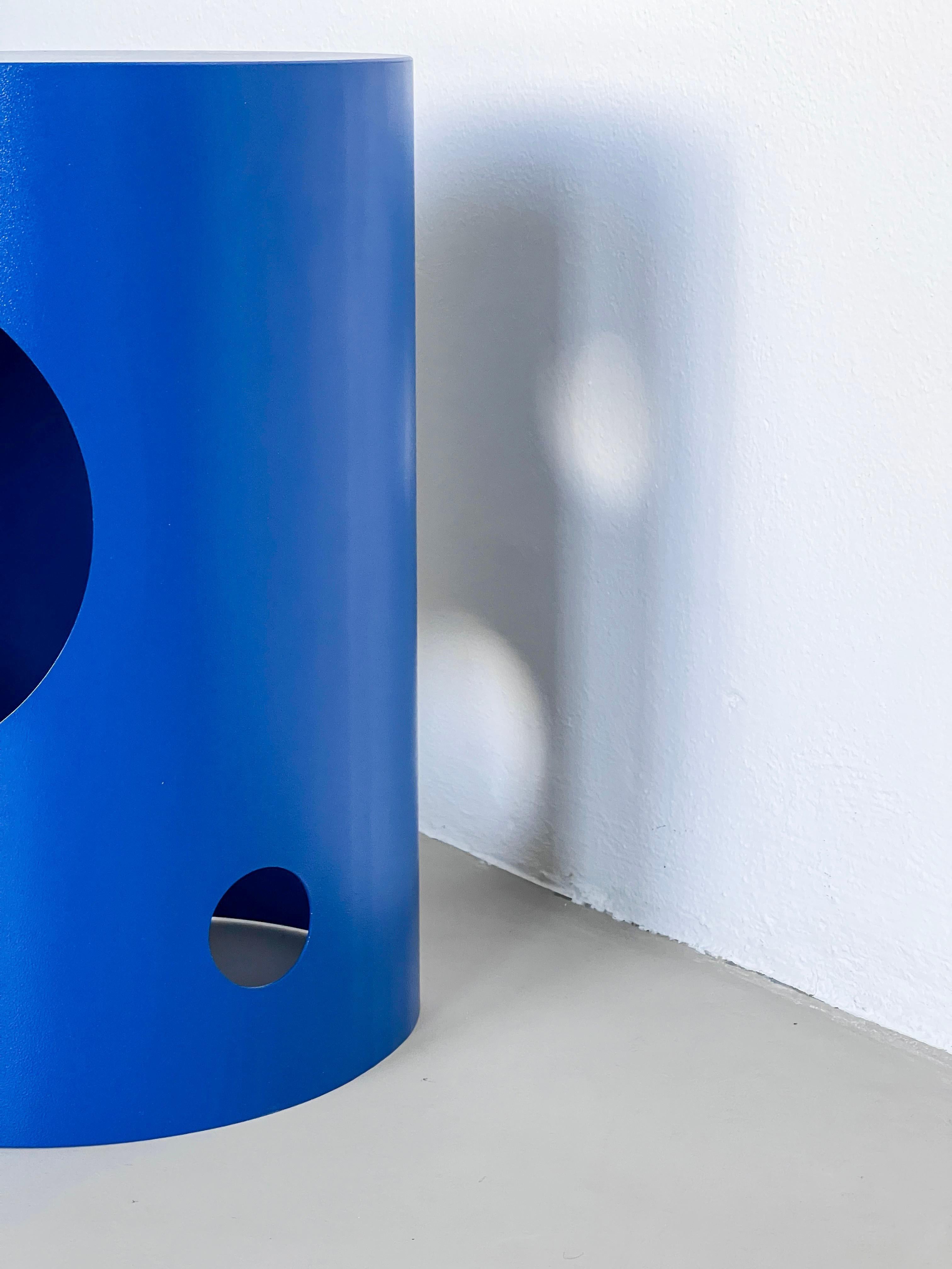 Contemporary 21st Century Spinzi Silös Hocker, Beistelltisch, Electric Blue (Metall) im Angebot