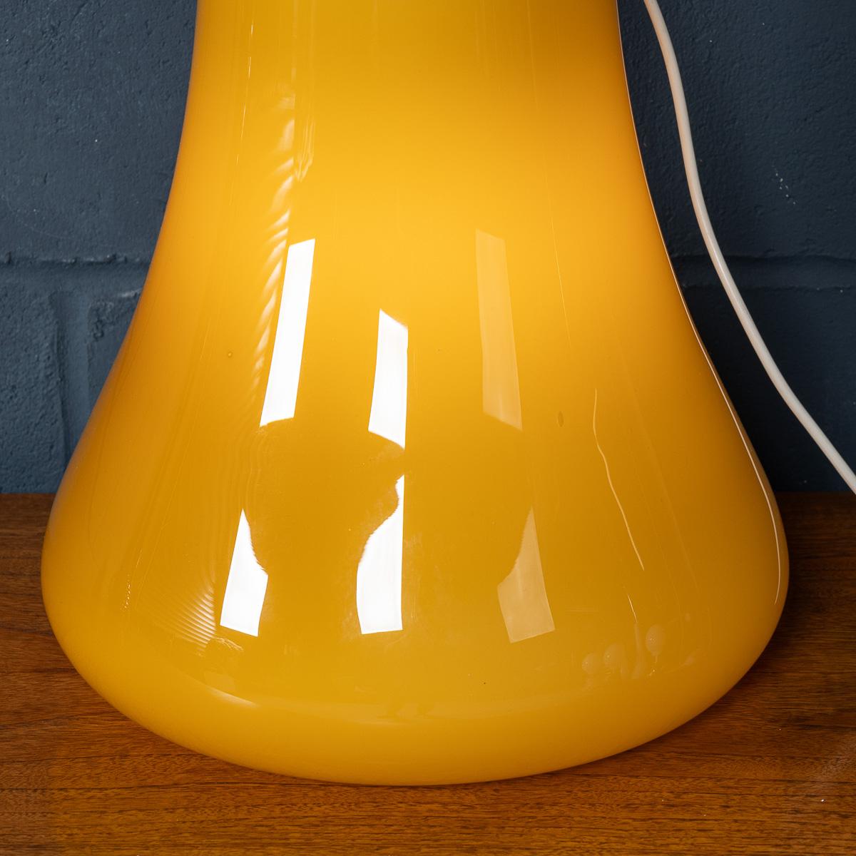 Zeitgenössische italienische Tisch-/Stehlampe 