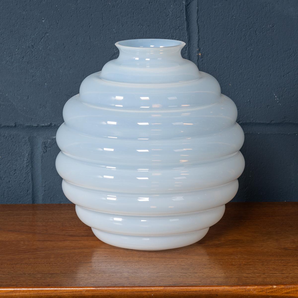 Eine auffällige zeitgenössische Murano-Kunstglasvase der renommierten venezianischen Glasmanufaktur Venini, datiert 2015 und Teil ihrer Deco-Serie. Dieses beeindruckende Stück ist aus opalisierendem weißem Glas mit einer kühnen modernistischen