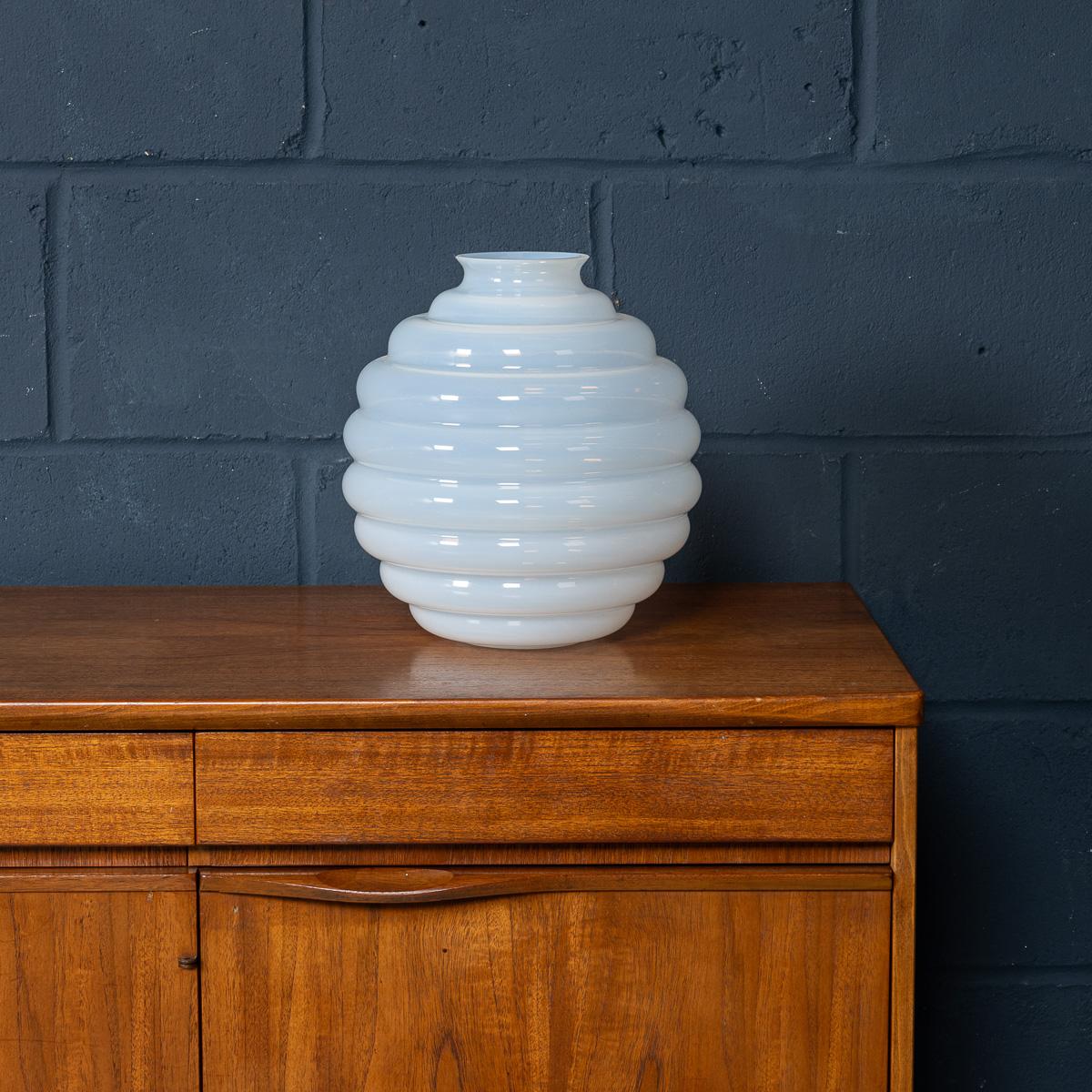 Zeitgenössische 21stC Murano Kunstglas Vase In Opalescent White By Venini c.2015 (Sonstiges) im Angebot