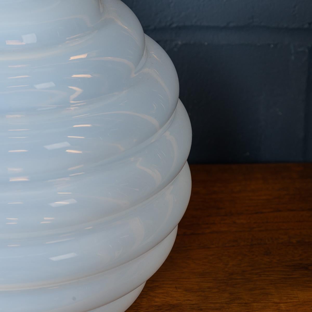 Zeitgenössische 21stC Murano Kunstglas Vase In Opalescent White By Venini c.2015 im Angebot 1
