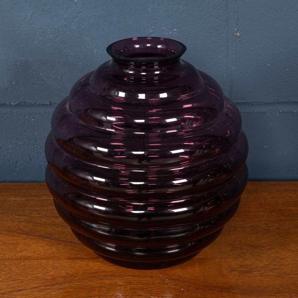 Eine auffällige Vase aus Murano-Kunstglas des 21. Jahrhunderts von der renommierten venezianischen Glasmanufaktur Venini, datiert 2015 und Teil ihrer Deco-Serie. Dieses beeindruckende Stück ist aus violettem 