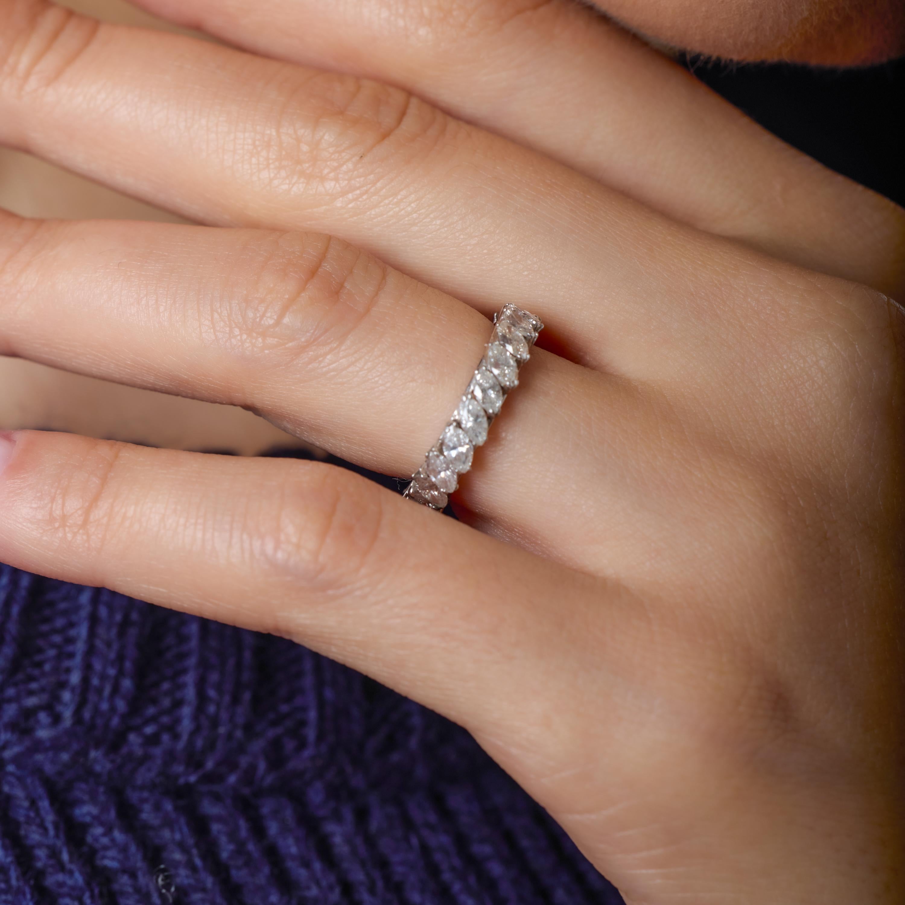 Dieses raffinierte, moderne Ewigkeitsband zeigt einen durchgehenden Kreis aus schimmernden Diamanten im Marquise-Schliff, von denen jeder anmutig gefasst ist und einen eleganten Lichtfluss um den Finger erzeugt. Die Platinfassung unterstreicht ihre