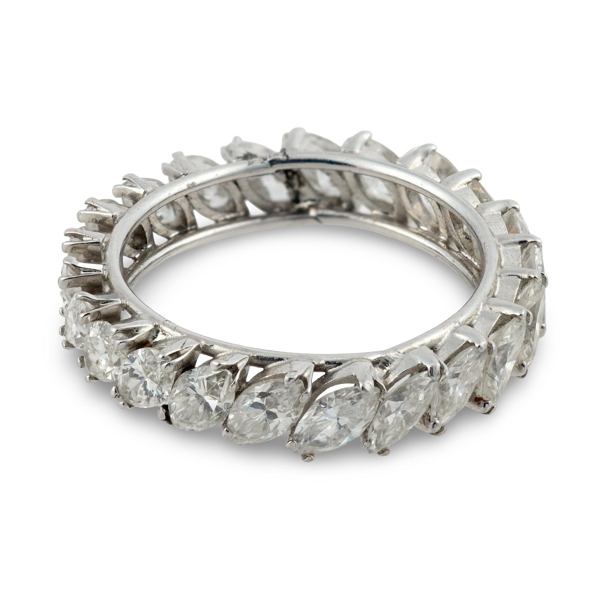 Zeitgenössischer 2,20-Karat-Diamant im Marquiseschliff, Platin, Ewigkeitsring im Zustand „Gut“ im Angebot in Beverly Hills, CA