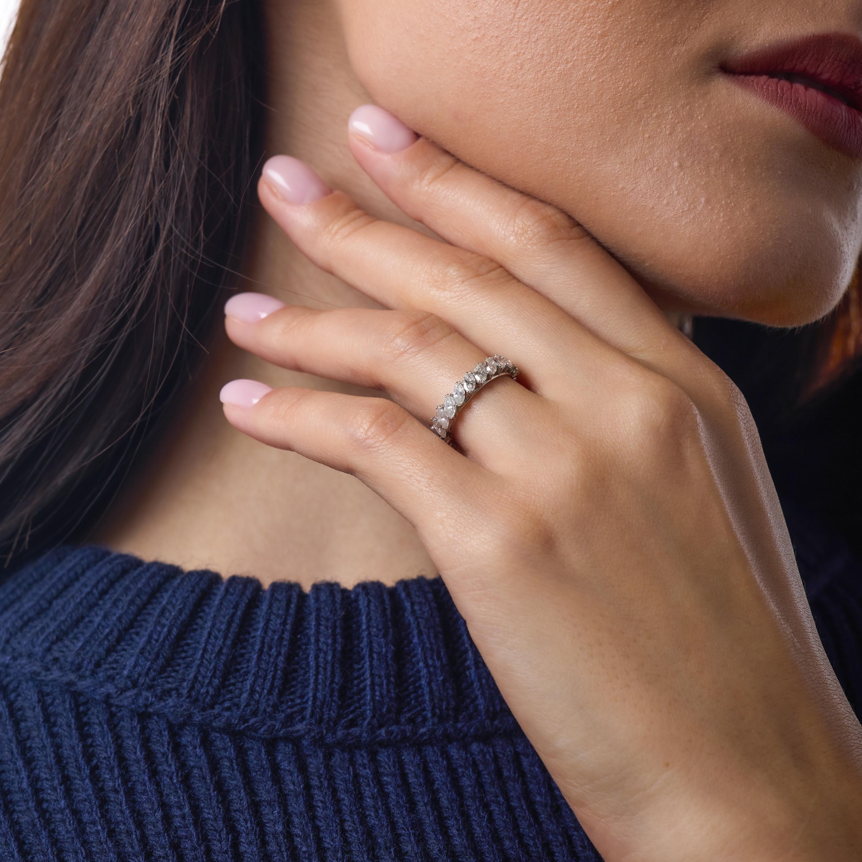 Zeitgenössischer 2,20-Karat-Diamant im Marquiseschliff, Platin, Ewigkeitsring Damen im Angebot