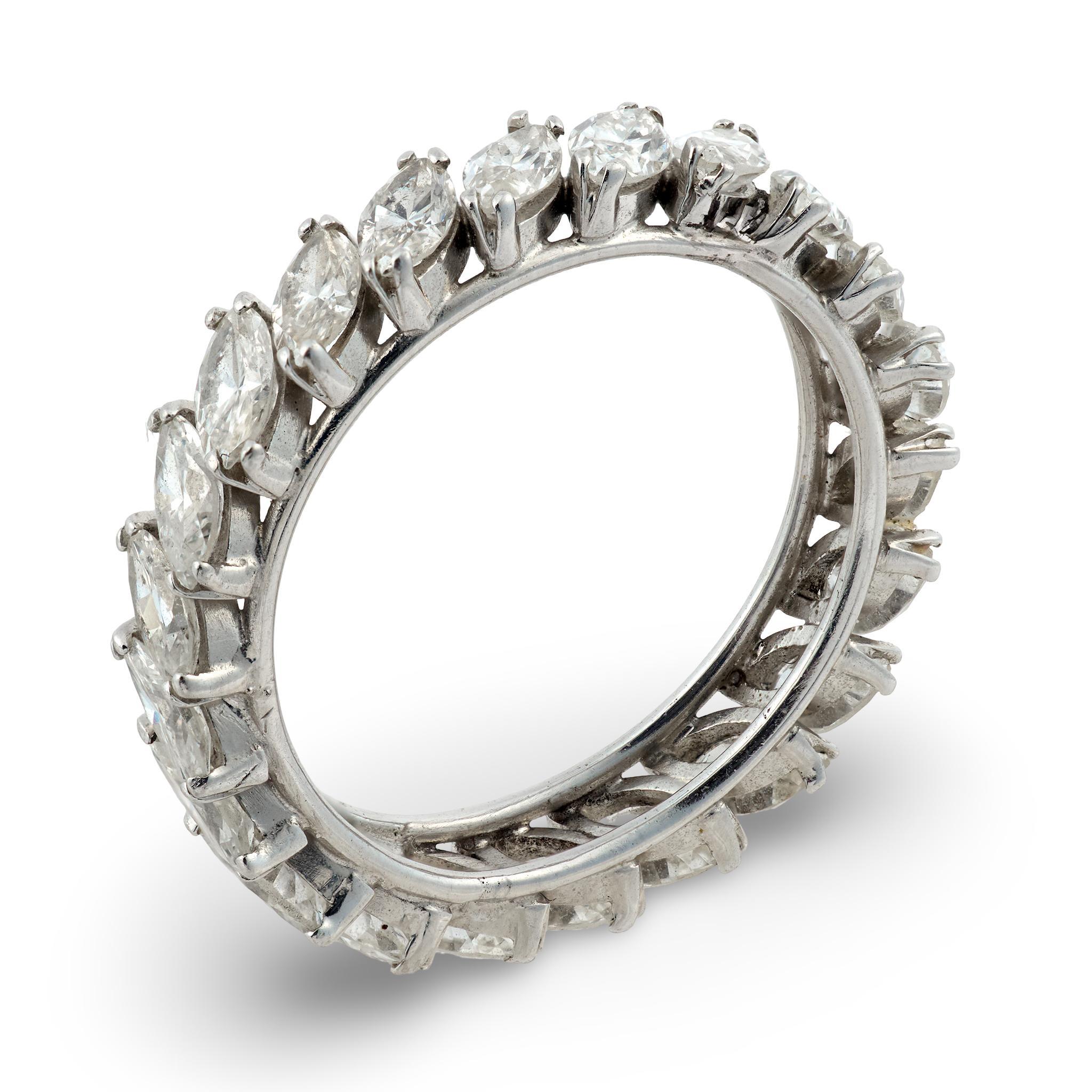 Zeitgenössischer 2,20-Karat-Diamant im Marquiseschliff, Platin, Ewigkeitsring im Angebot 1