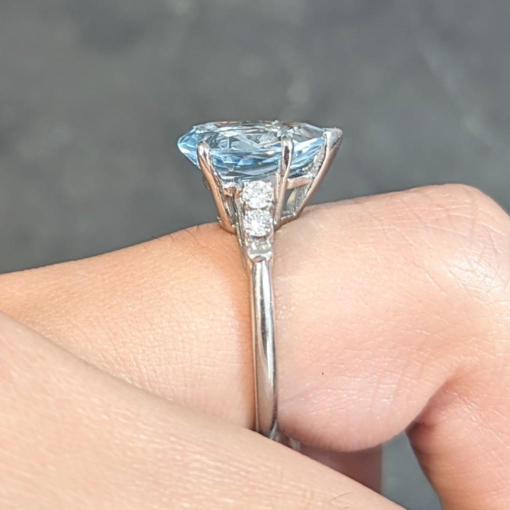 Bague contemporaine en or blanc 14 carats avec aigue-marine taillée en poire et diamant de 2,24 CTW 8