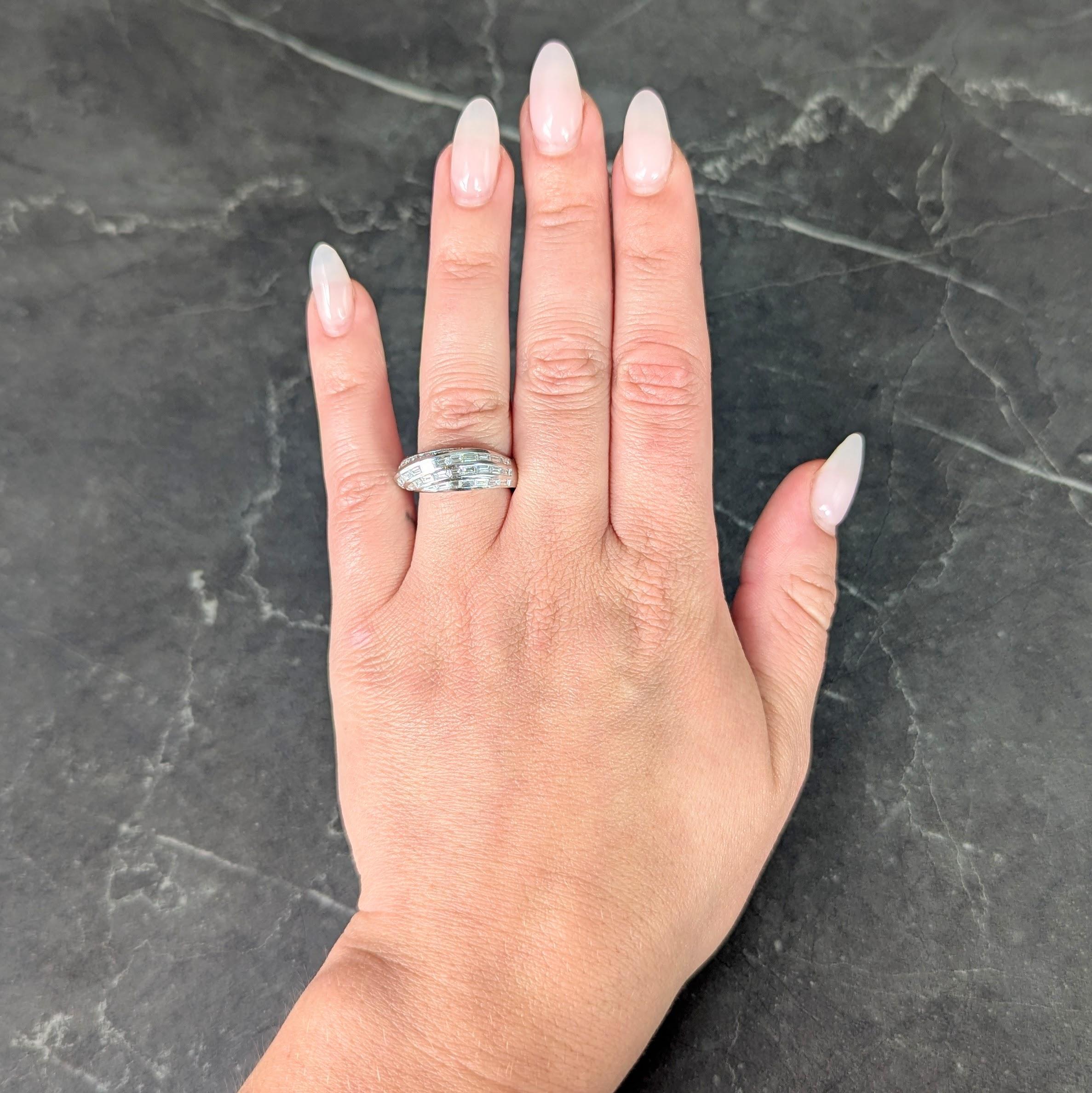 Bandeau légèrement bombé serti de rangées de diamants en torsion.
Un côté est principalement coupé en baguette et l'autre côté est coupé en princesse.
Les baguettes pèsent environ 1,00 carat au total.
Les coupes princesse pèsent environ 1,25 carat