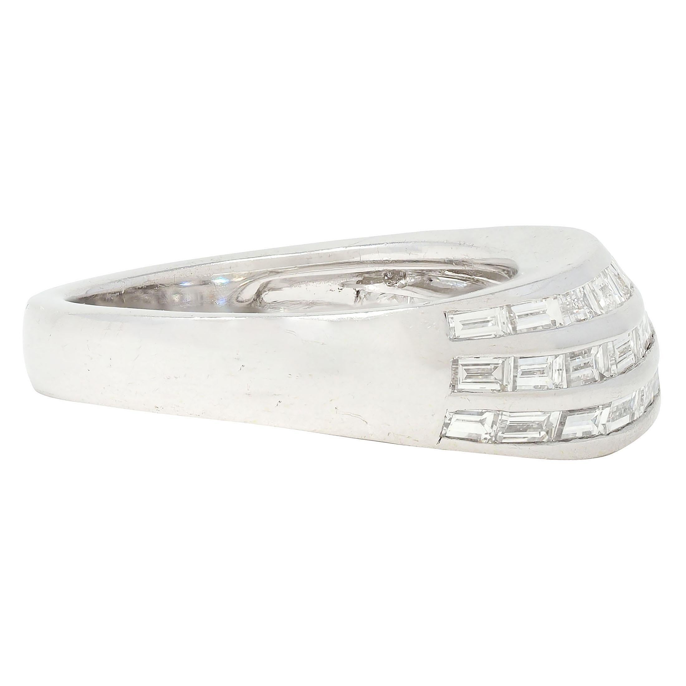 Contemporain AM Contemporary 2.25 CTW Diamond 18 Karat White Gold Twist Multi-Row Band Ring (bague torsadée à rangs multiples en or blanc) en vente
