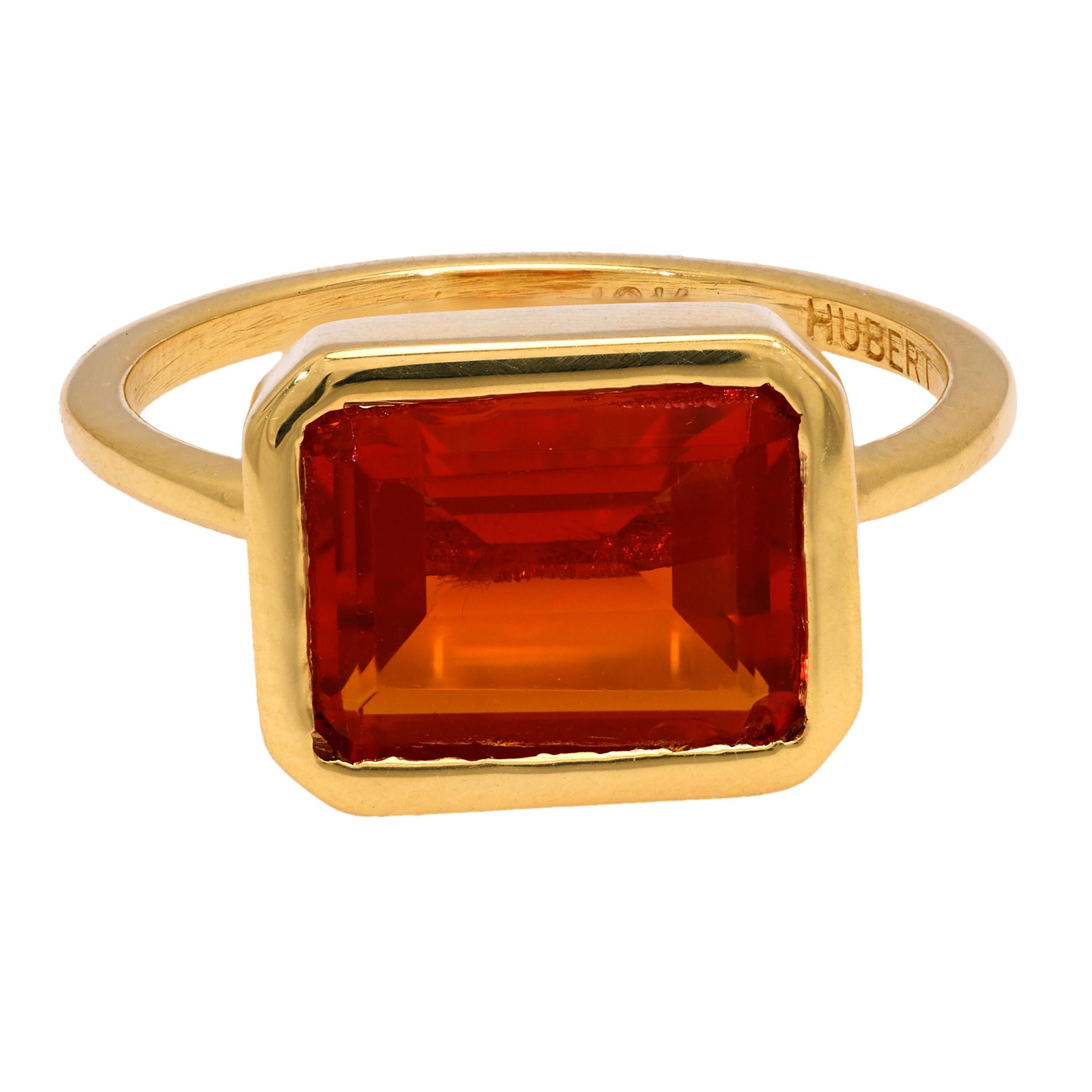 Contemporary 2.30 carat fire opal 18k yellow gold bezel ring Corte esmeralda en venta