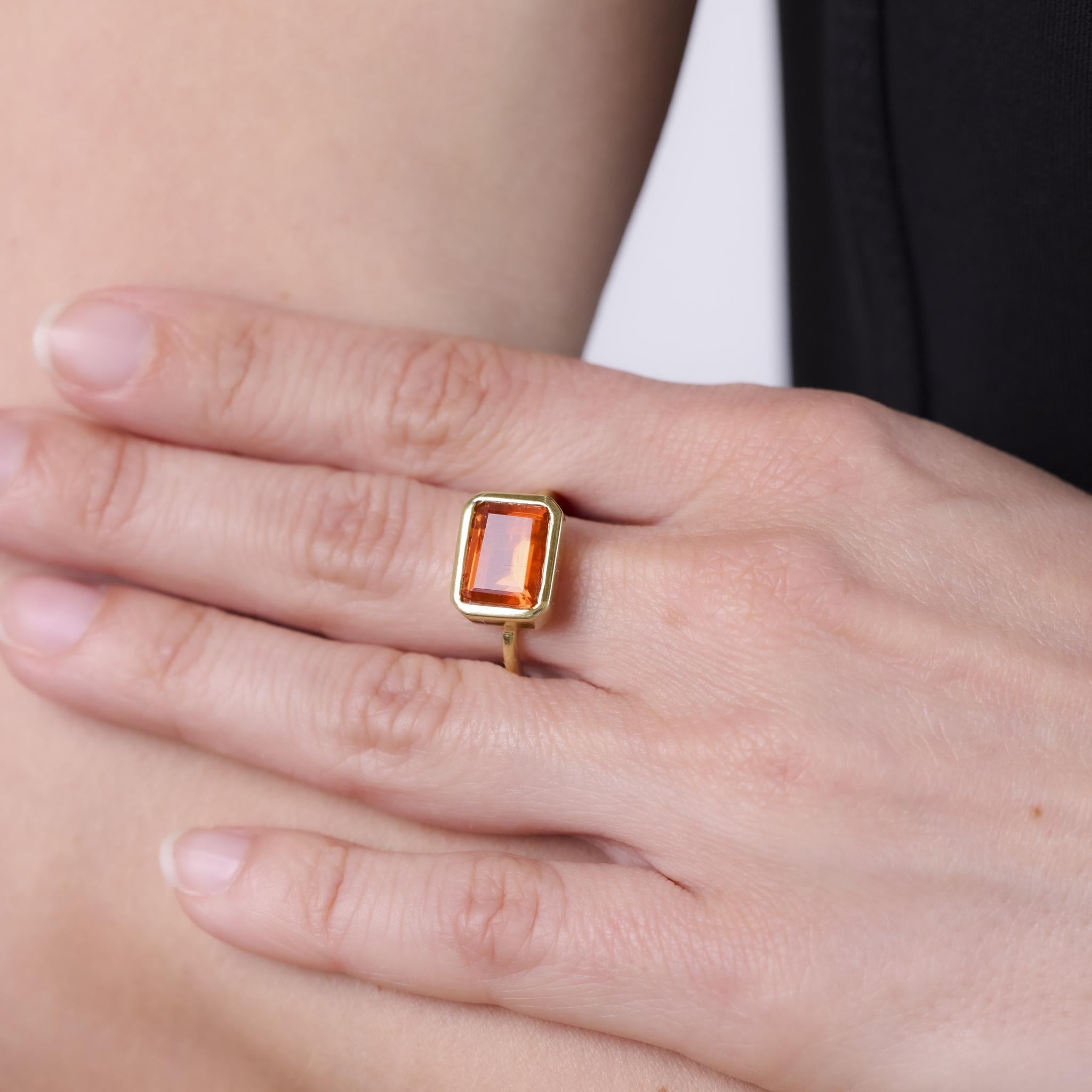 Contemporary 2.30 carat fire opal 18k yellow gold bezel ring en Excelente estado para la venta en Beverly Hills, CA