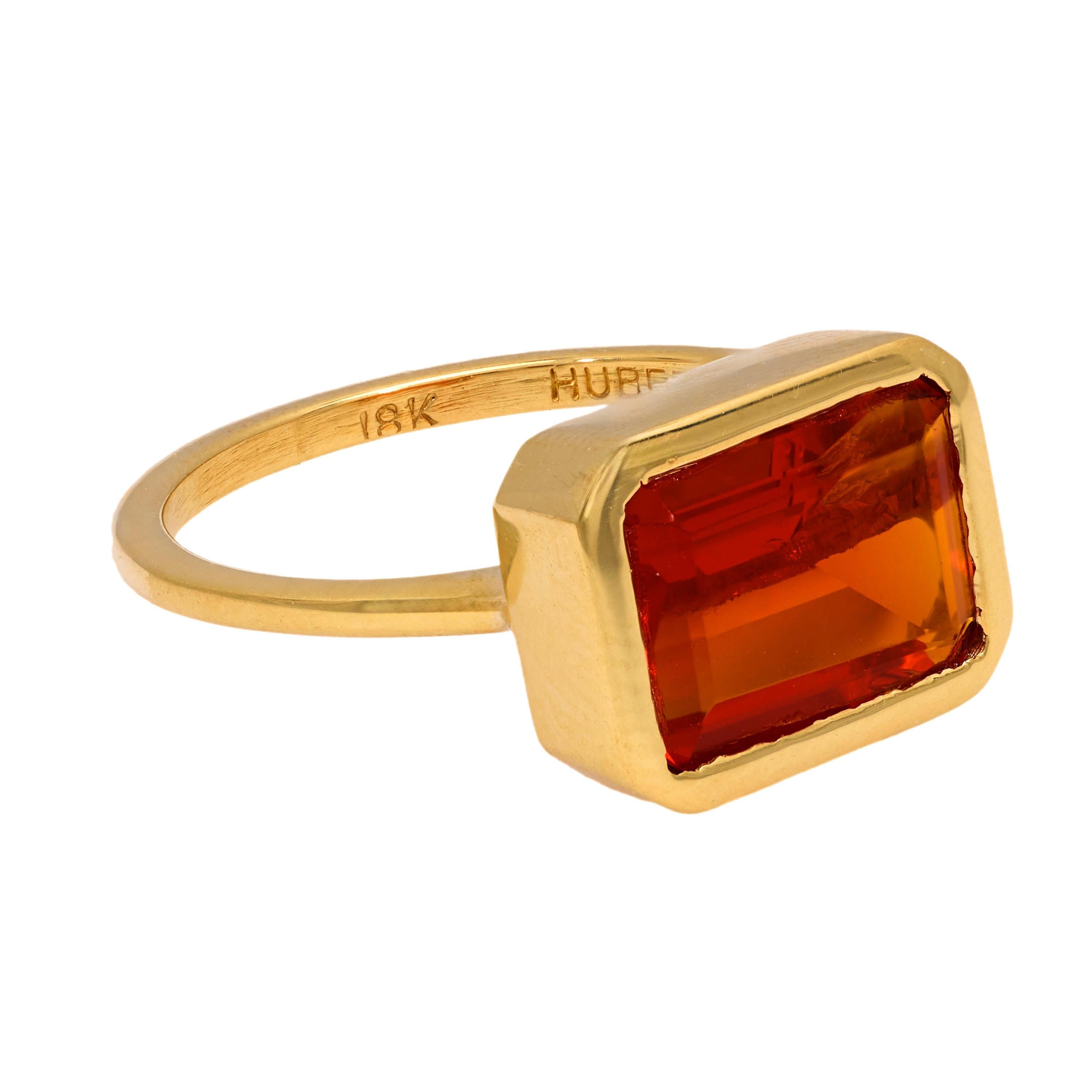 De las mujeres Contemporary 2.30 carat fire opal 18k yellow gold bezel ring en venta