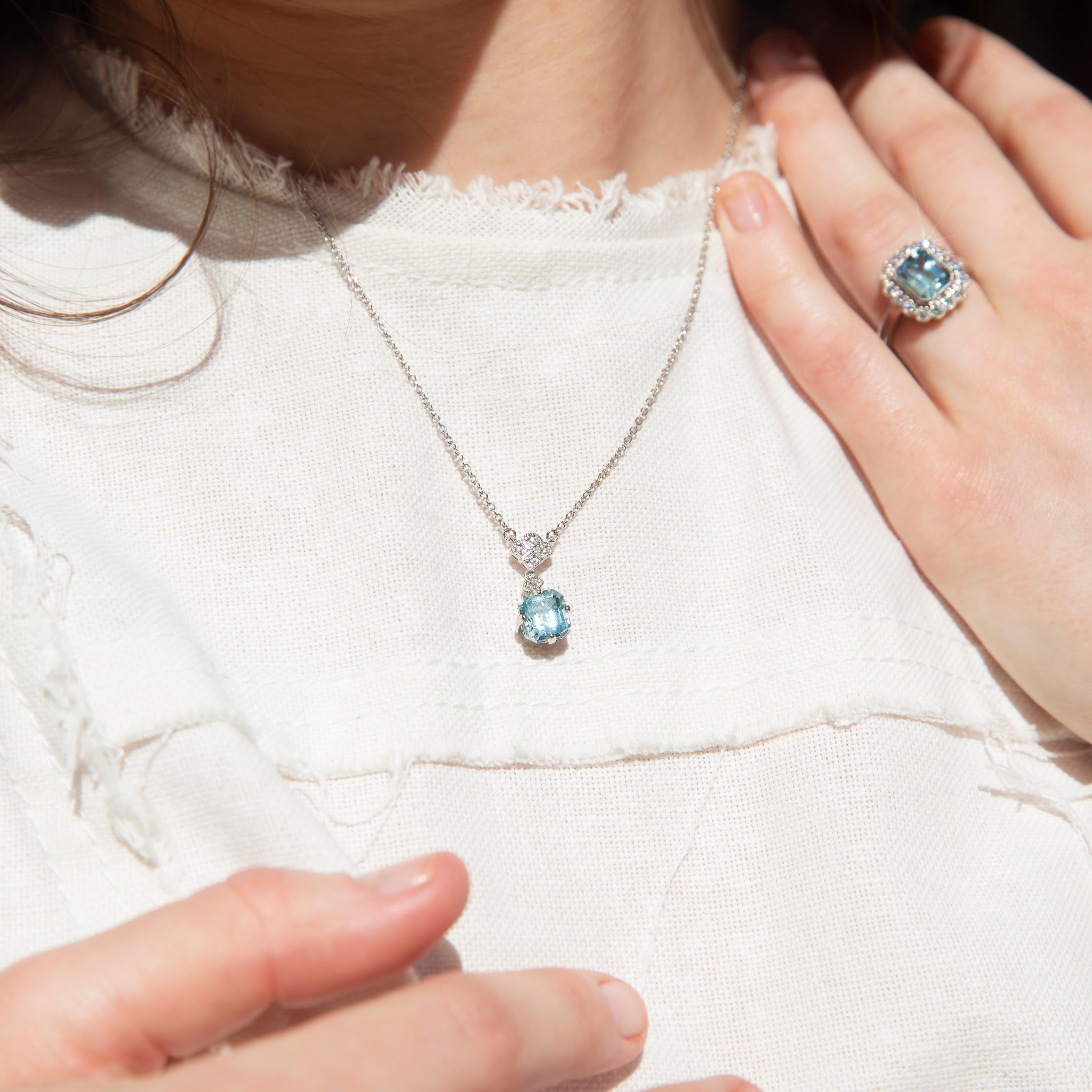 Women's Contemporary 2.32 Carat Bright Light Blue Aquamarine & Diamond Platinum Necklace For Sale