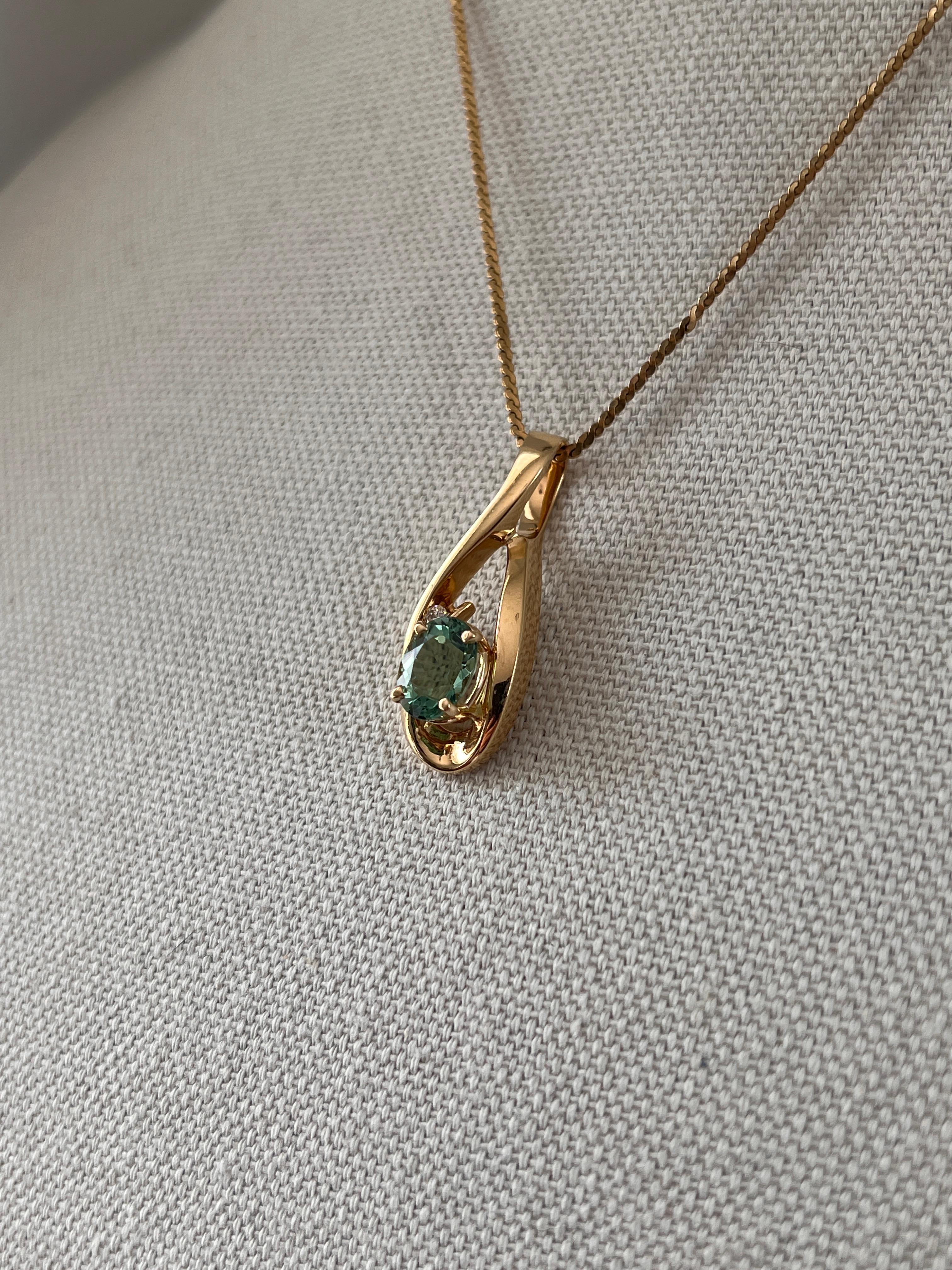 Contemporain Pendentif contemporain en or jaune 14k et diamant en tourmaline verte de 2,33 carats en vente