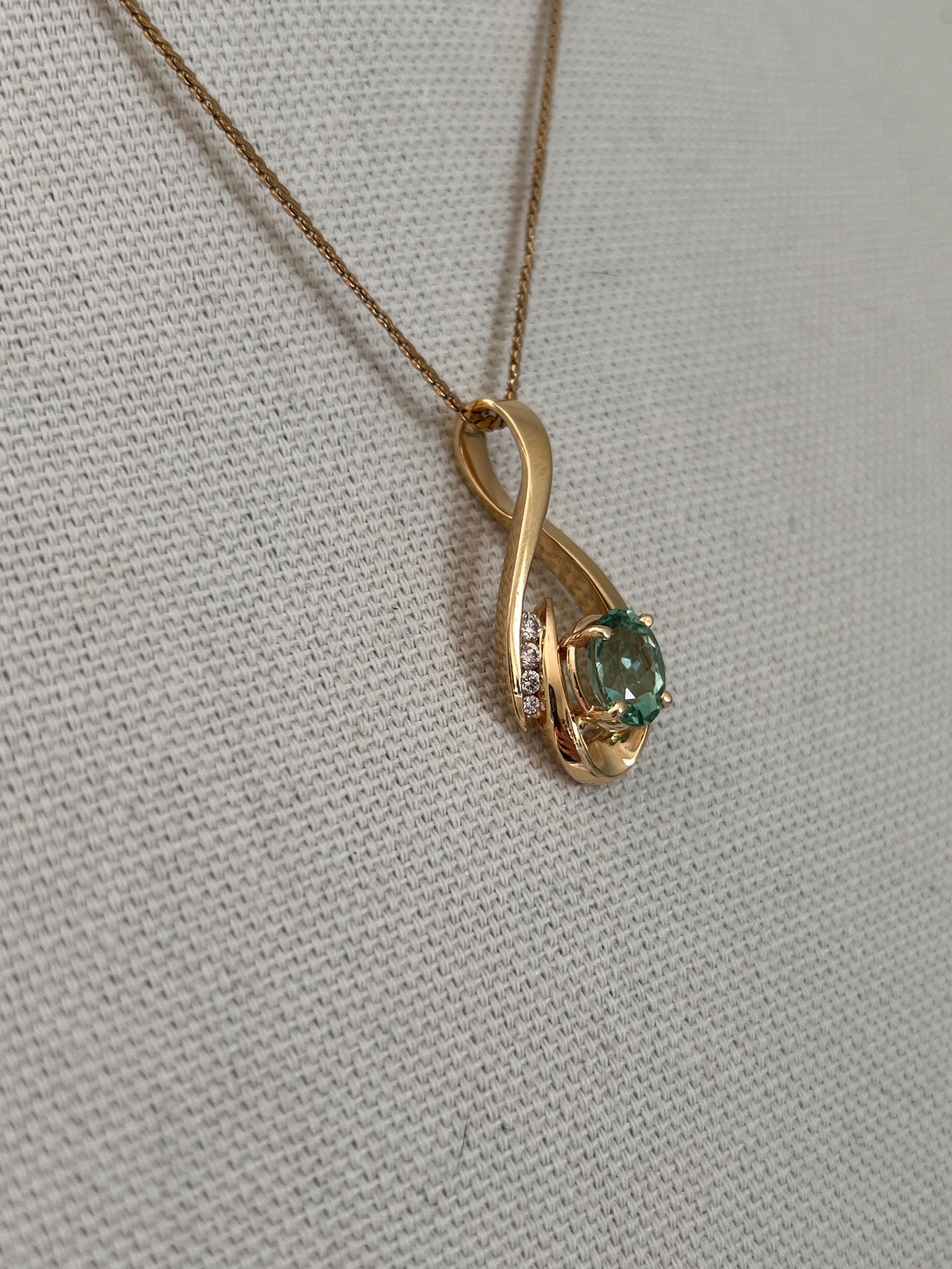 Taille ovale Pendentif contemporain en or jaune 14k et diamant en tourmaline verte de 2,33 carats en vente