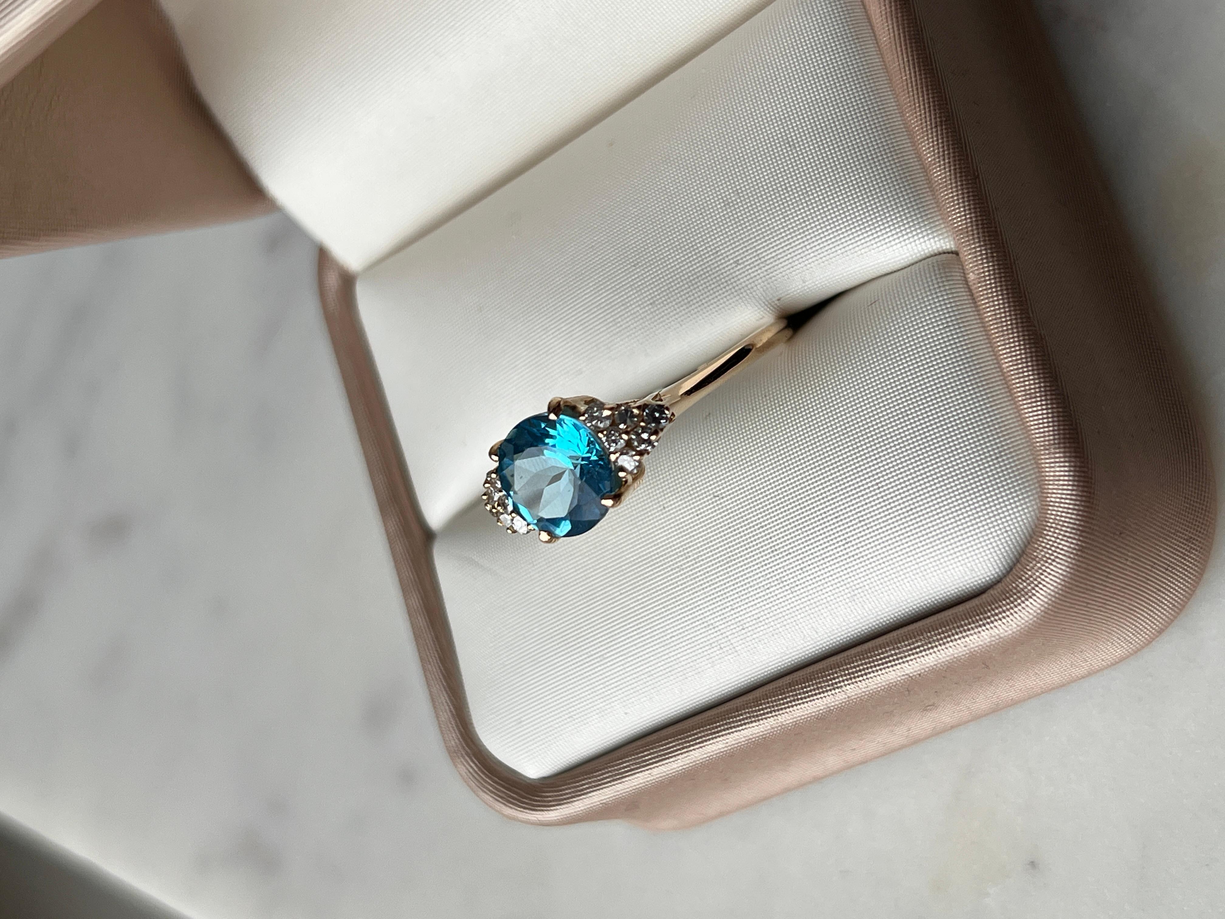 Taille ronde Bague contemporaine en or jaune 14k avec topaze bleue de 2,39 carats et diamant en vente