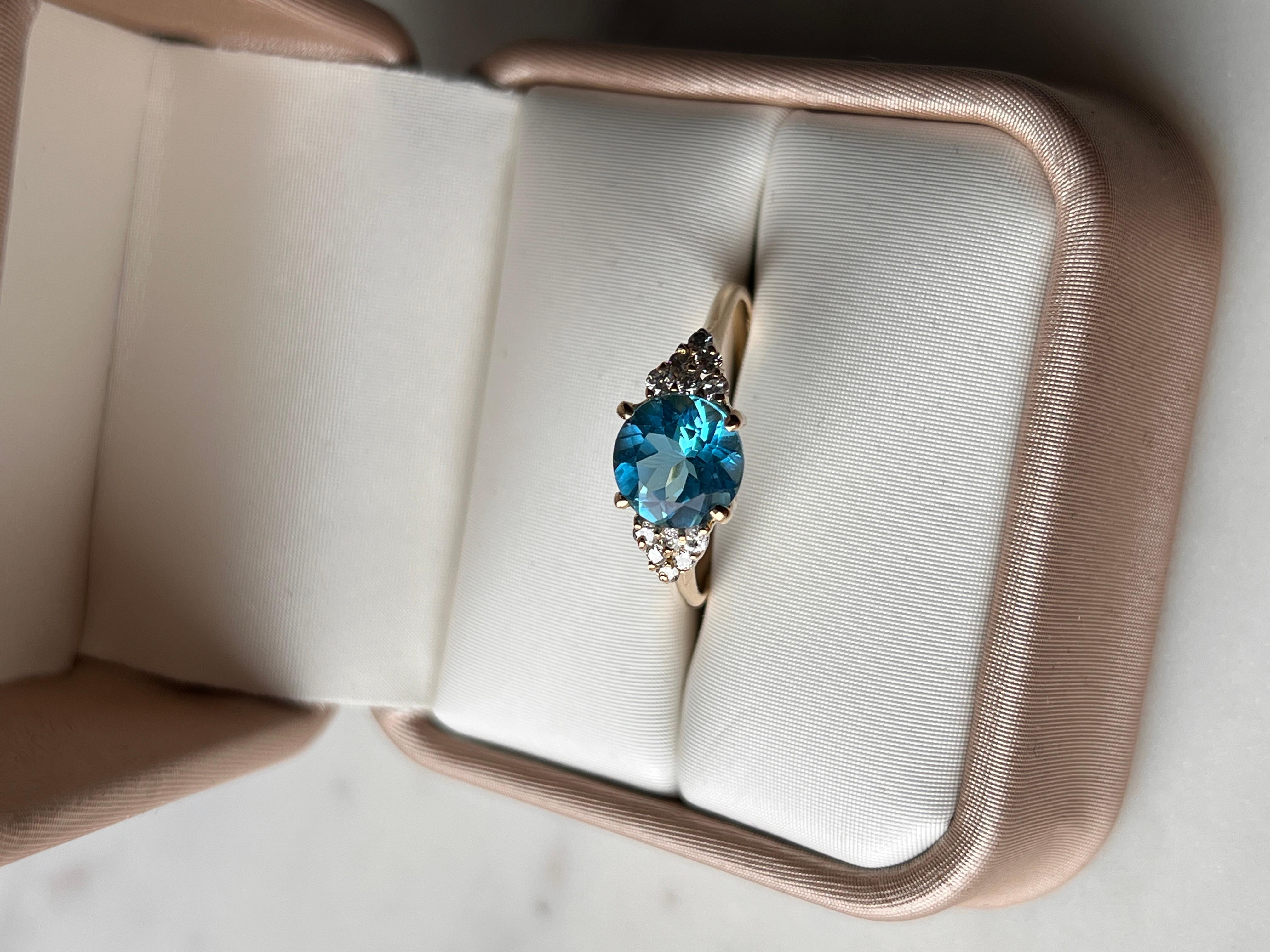 Bague contemporaine en or jaune 14k avec topaze bleue de 2,39 carats et diamant Bon état - En vente à Towson, MD