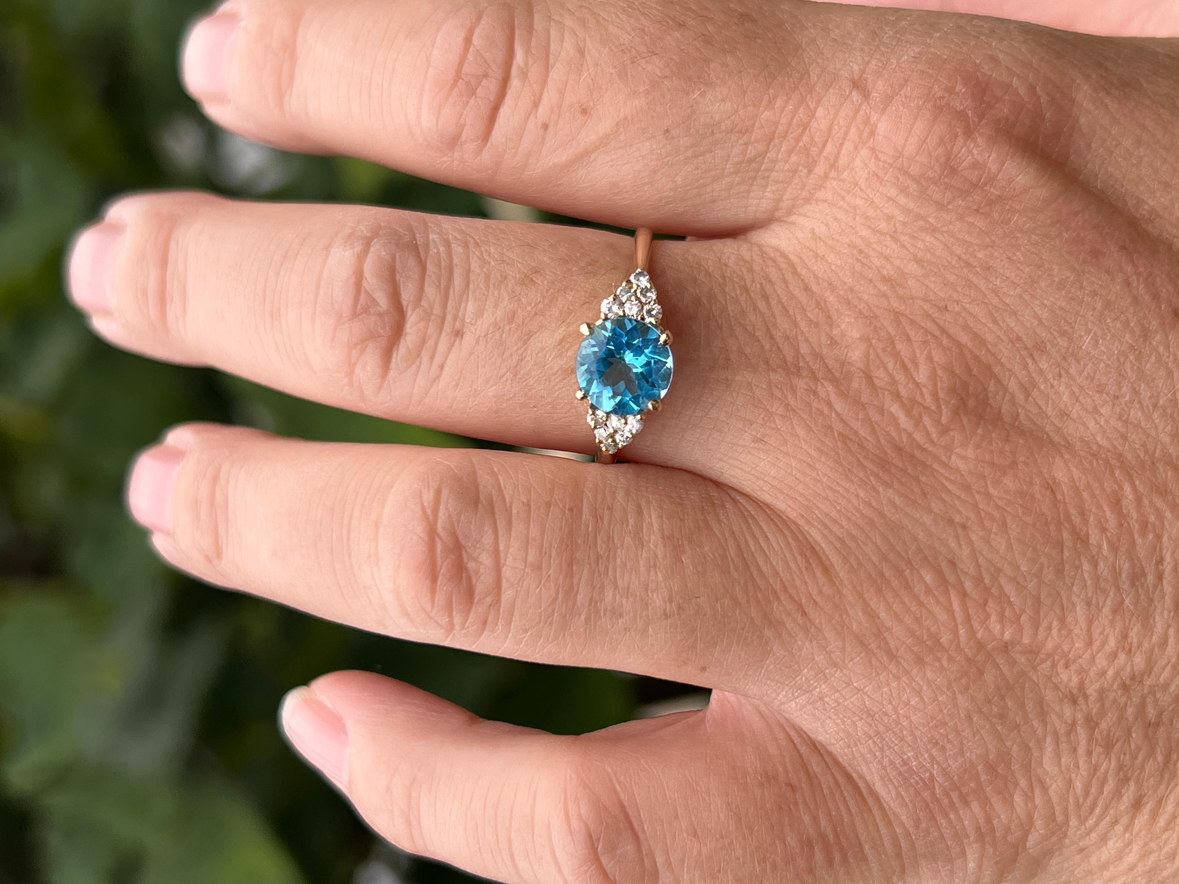Bague contemporaine en or jaune 14k avec topaze bleue de 2,39 carats et diamant Unisexe en vente