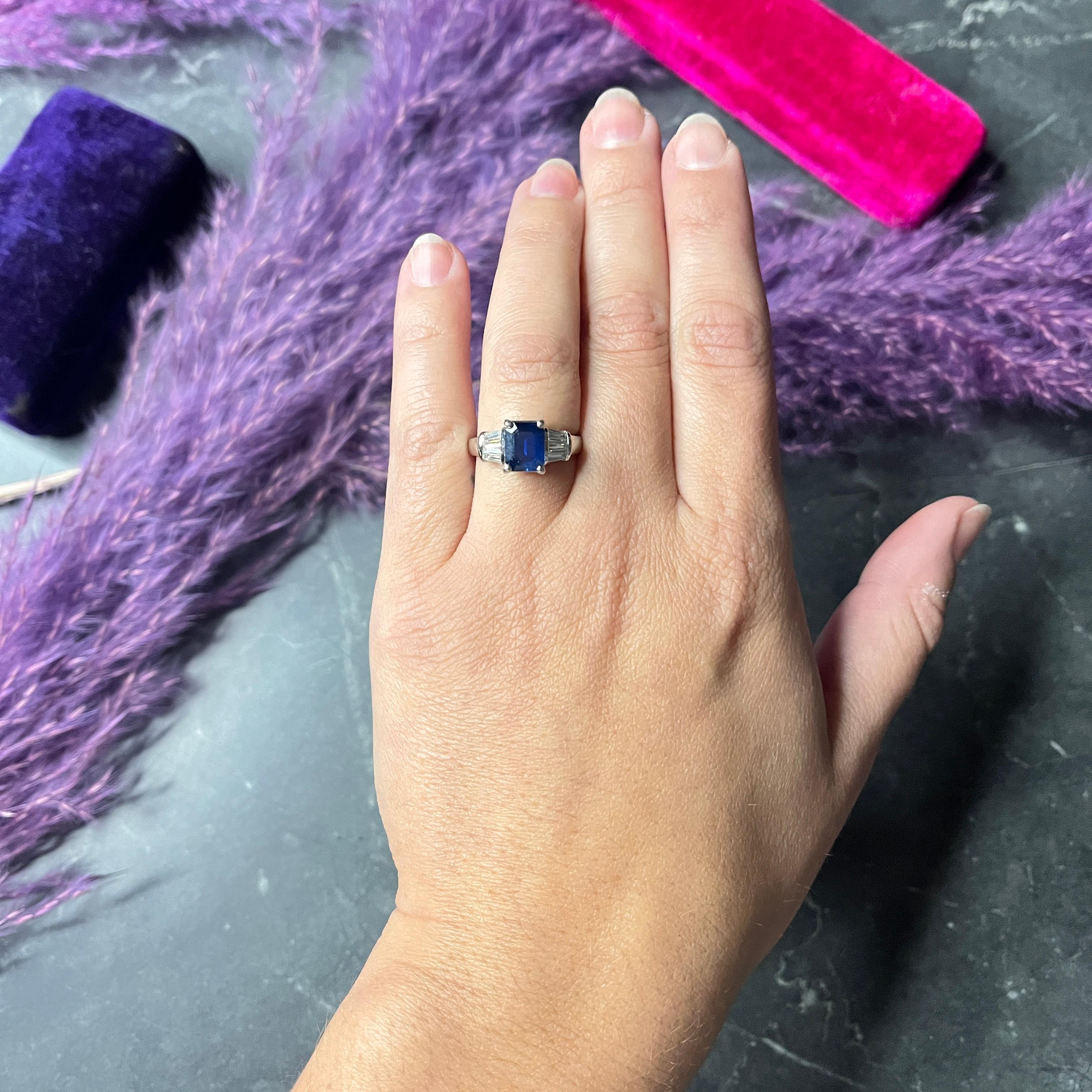 Zeitgenössischer Platin-Edelsteinring mit 2,73 Karat Smaragdschliff-Saphir-Diamant 7