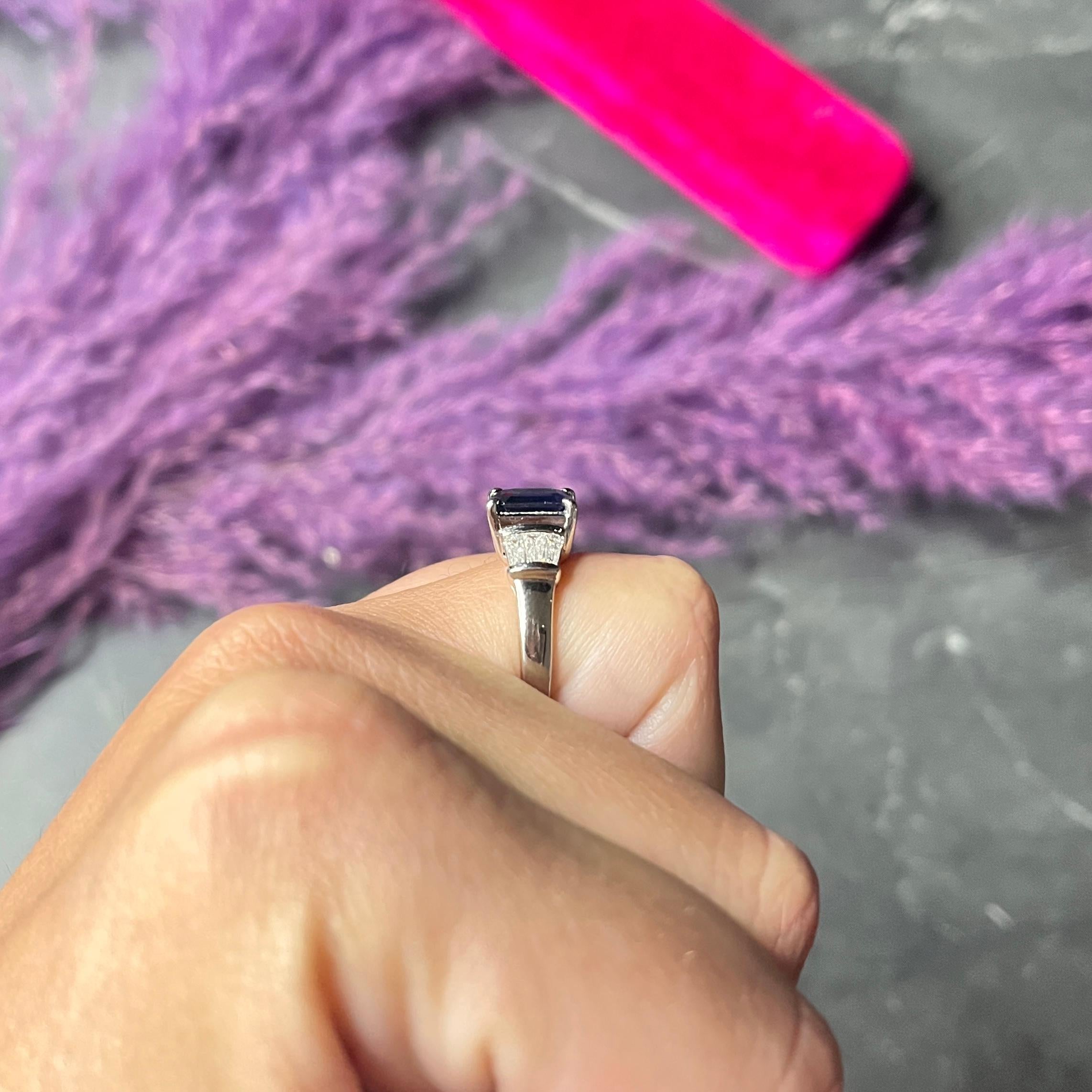 Zeitgenössischer Platin-Edelsteinring mit 2,73 Karat Smaragdschliff-Saphir-Diamant 8